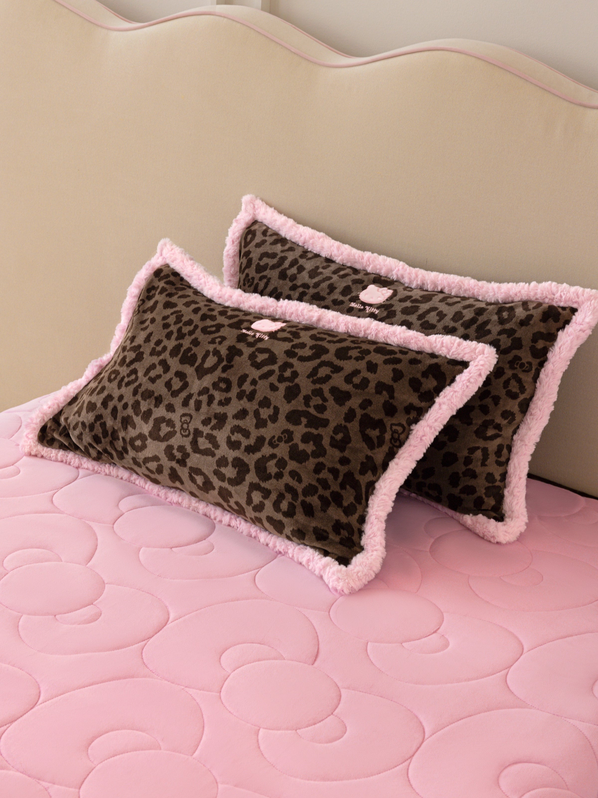 "Hello Kitty" Micro Flannel Mattress Protector Set – Choco Pink