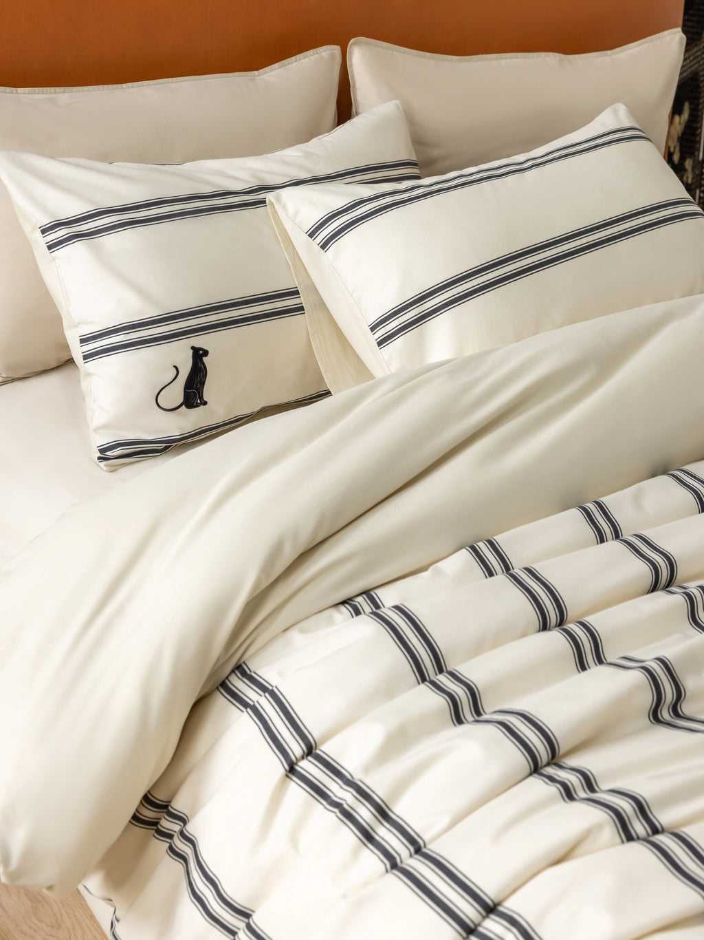 "Urban Jungle" Black Panther Yarn-Dyed Cotton Bedding Set – Moonlight White