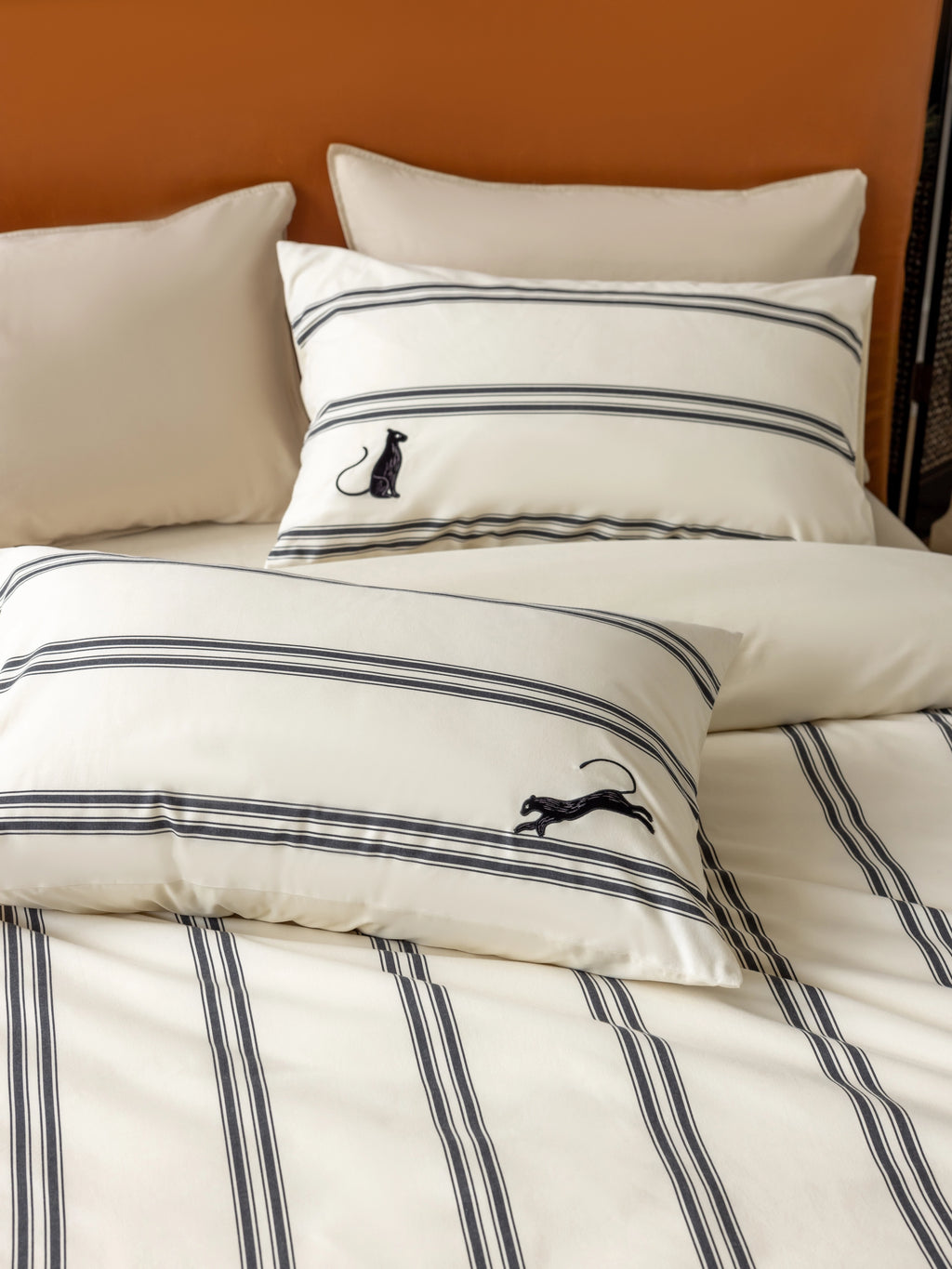 "Urban Jungle" Black Panther Yarn-Dyed Cotton Bedding Set – Moonlight White