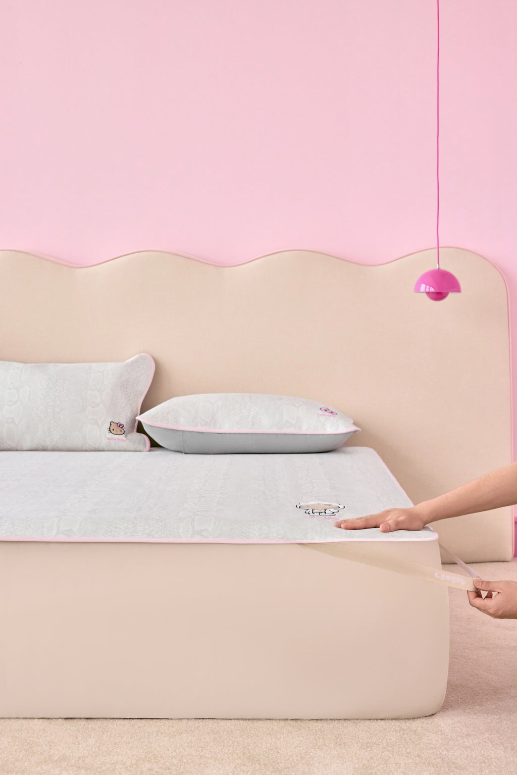 "Hello Kitty" Cooling Mat Set – White Snake Print