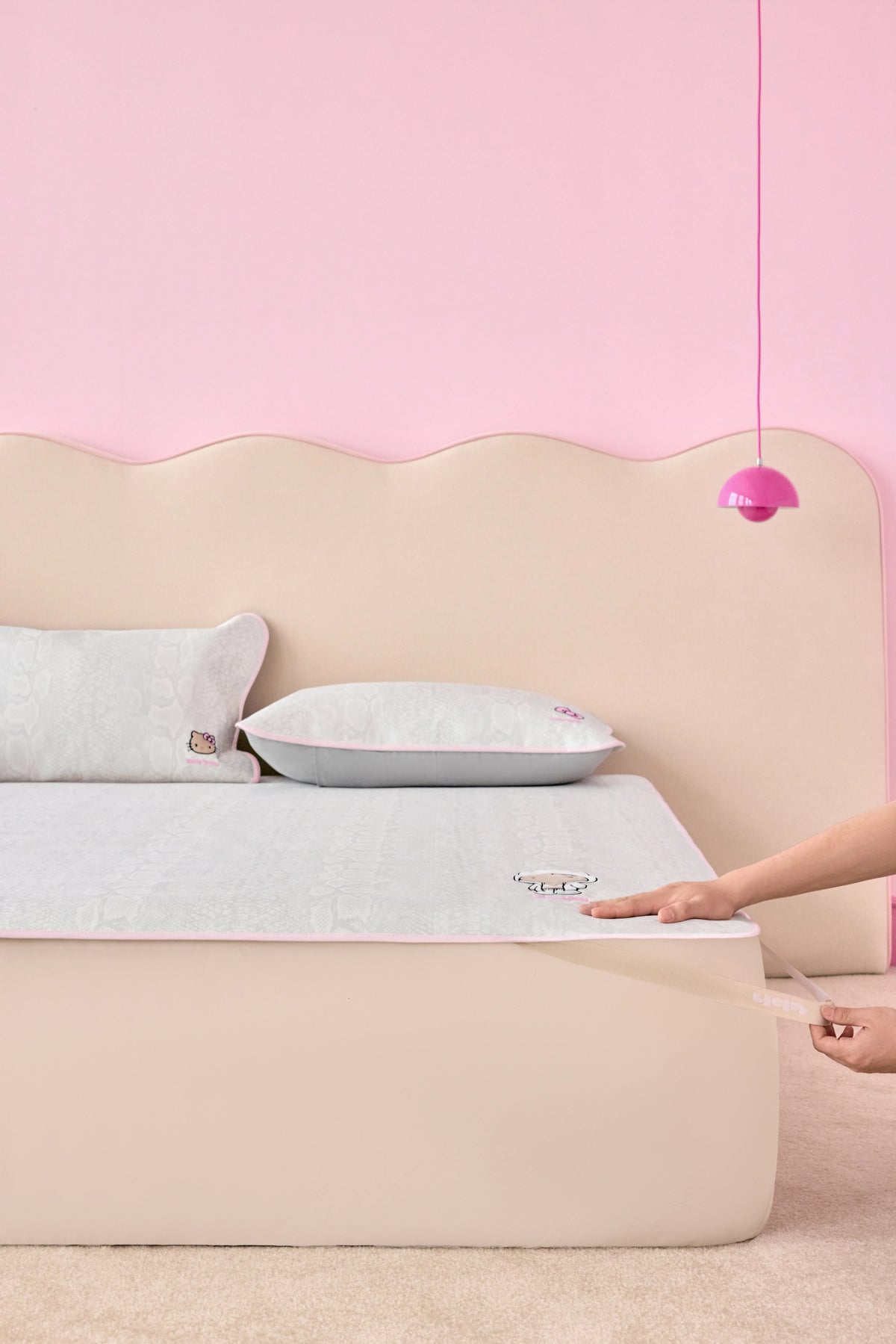 "Hello Kitty" Cooling Mat Set – White Snake Print