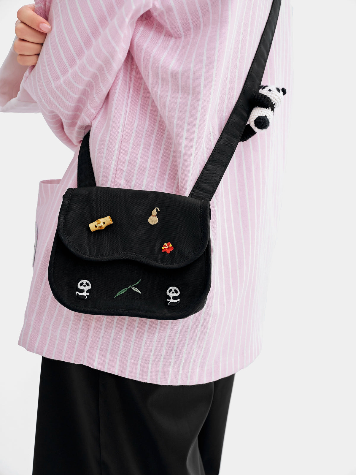 "panda pompom" Crossbody Bag