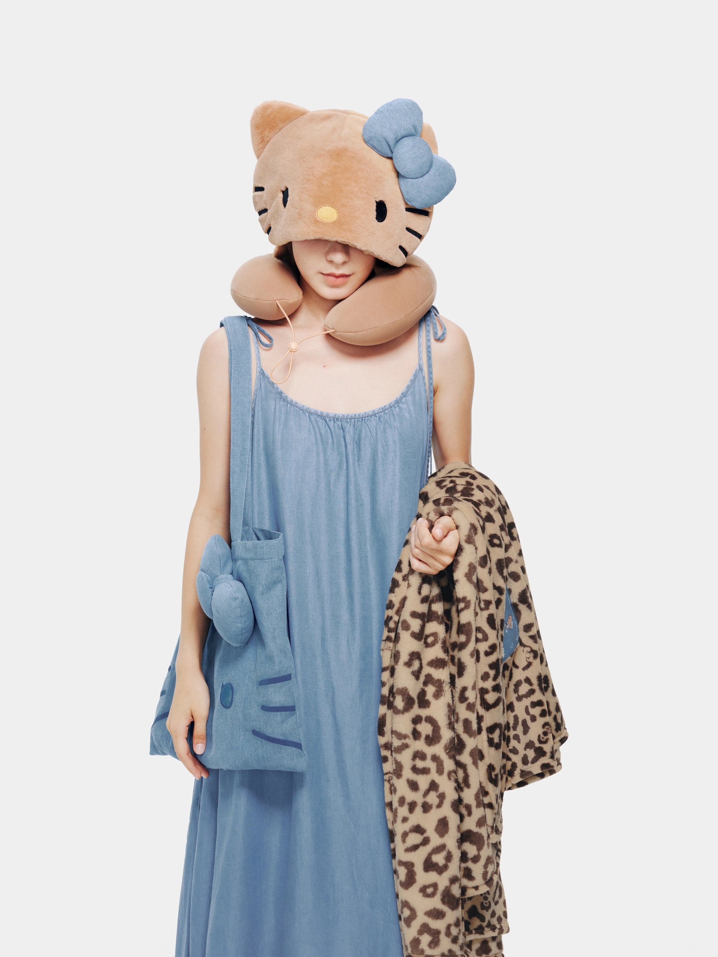 "Hello Kitty" Travel Nap Set On Vocation