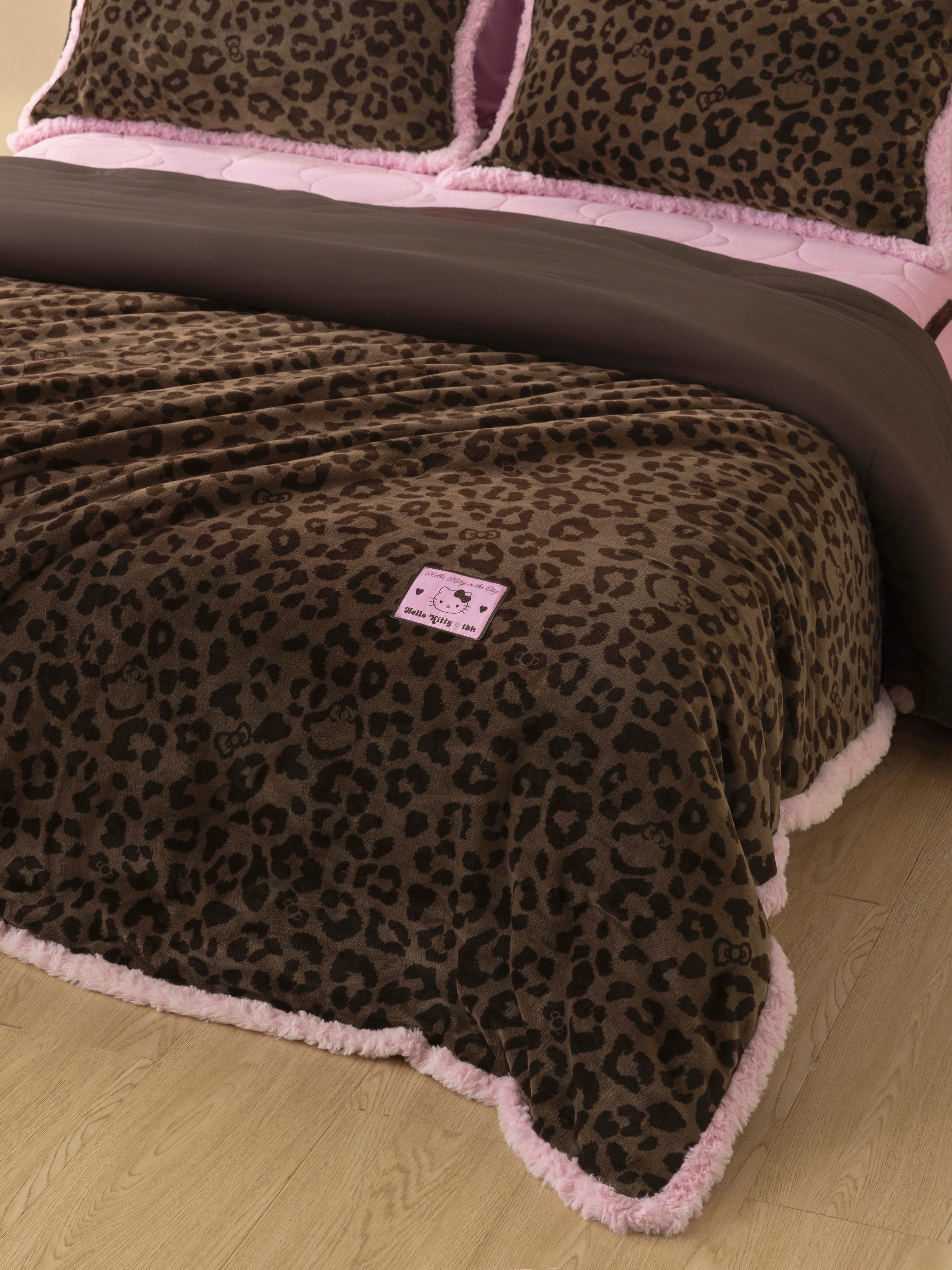 "Hello Kitty" Mirco Flannel Comforter Choco