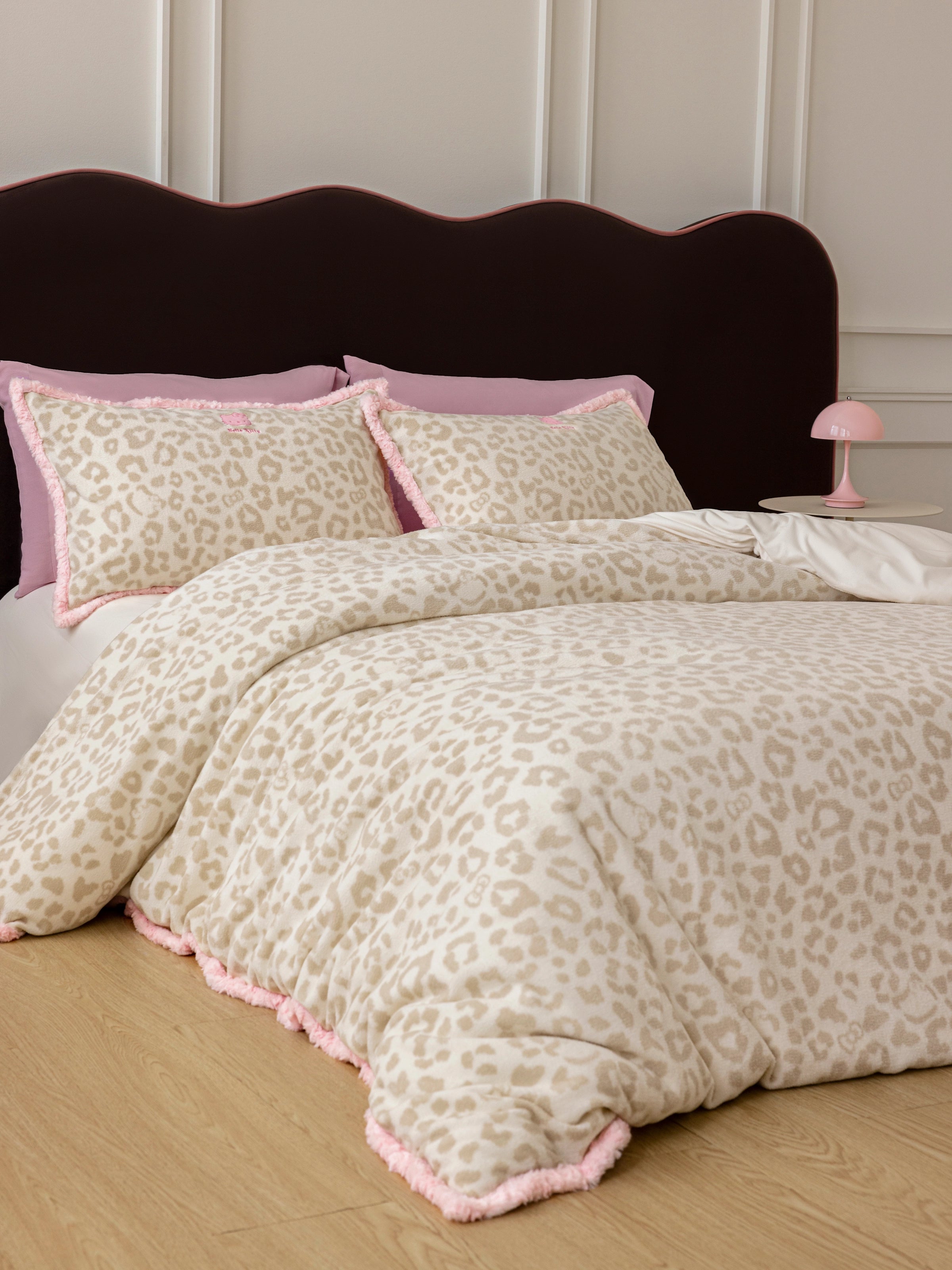 "Hello Kitty" Curly Flannel Bedding Set – Cream Leopard