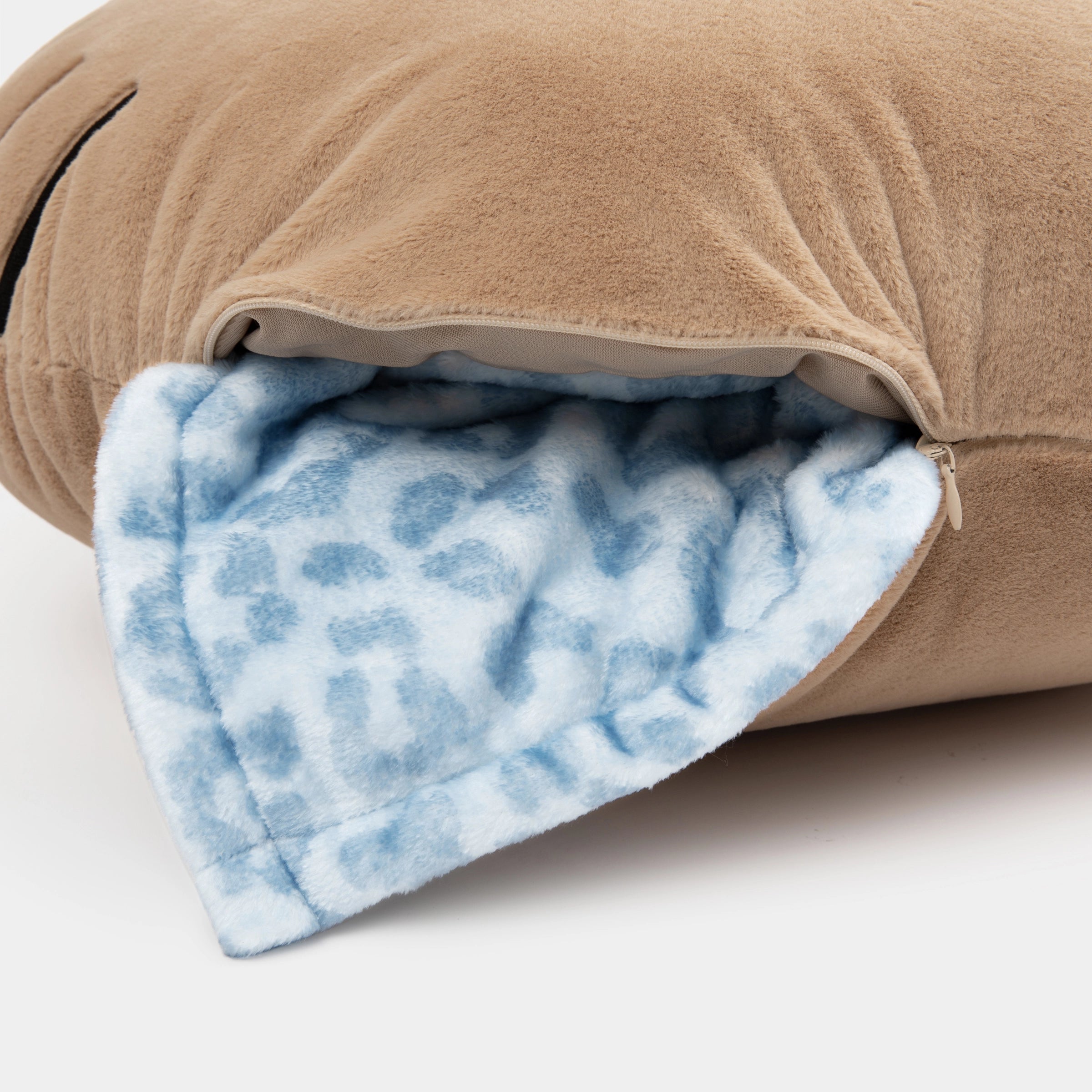 "Hello Kitty"  Cushion & Scented Flannel Throw Set – Denim