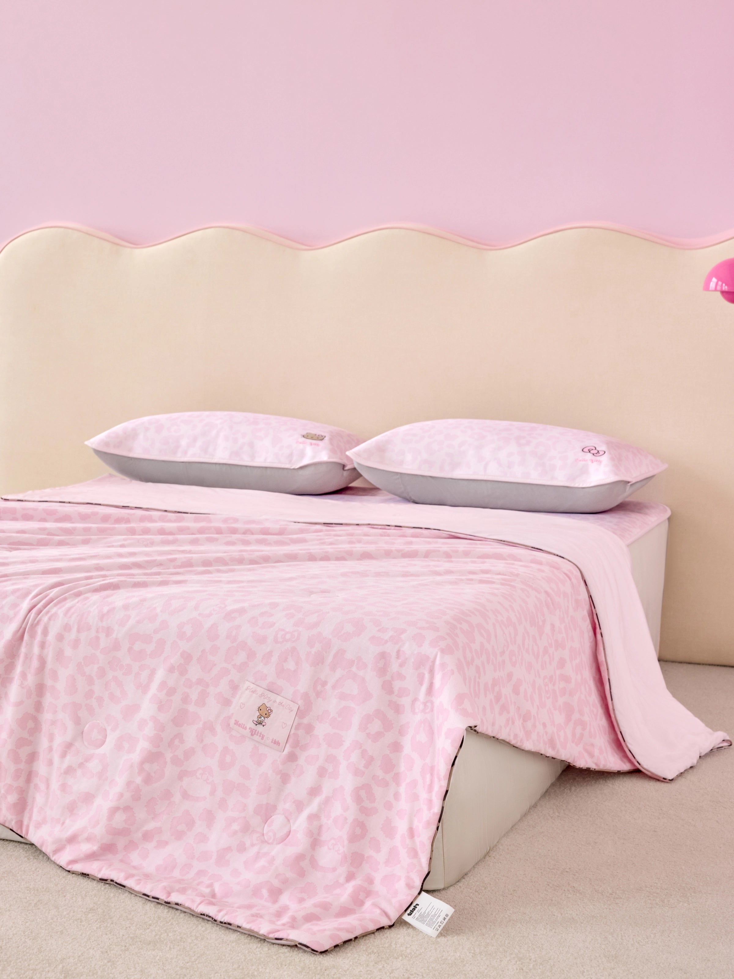 "Hello Kitty" Knitted Summer Quilt – Pink Leopard