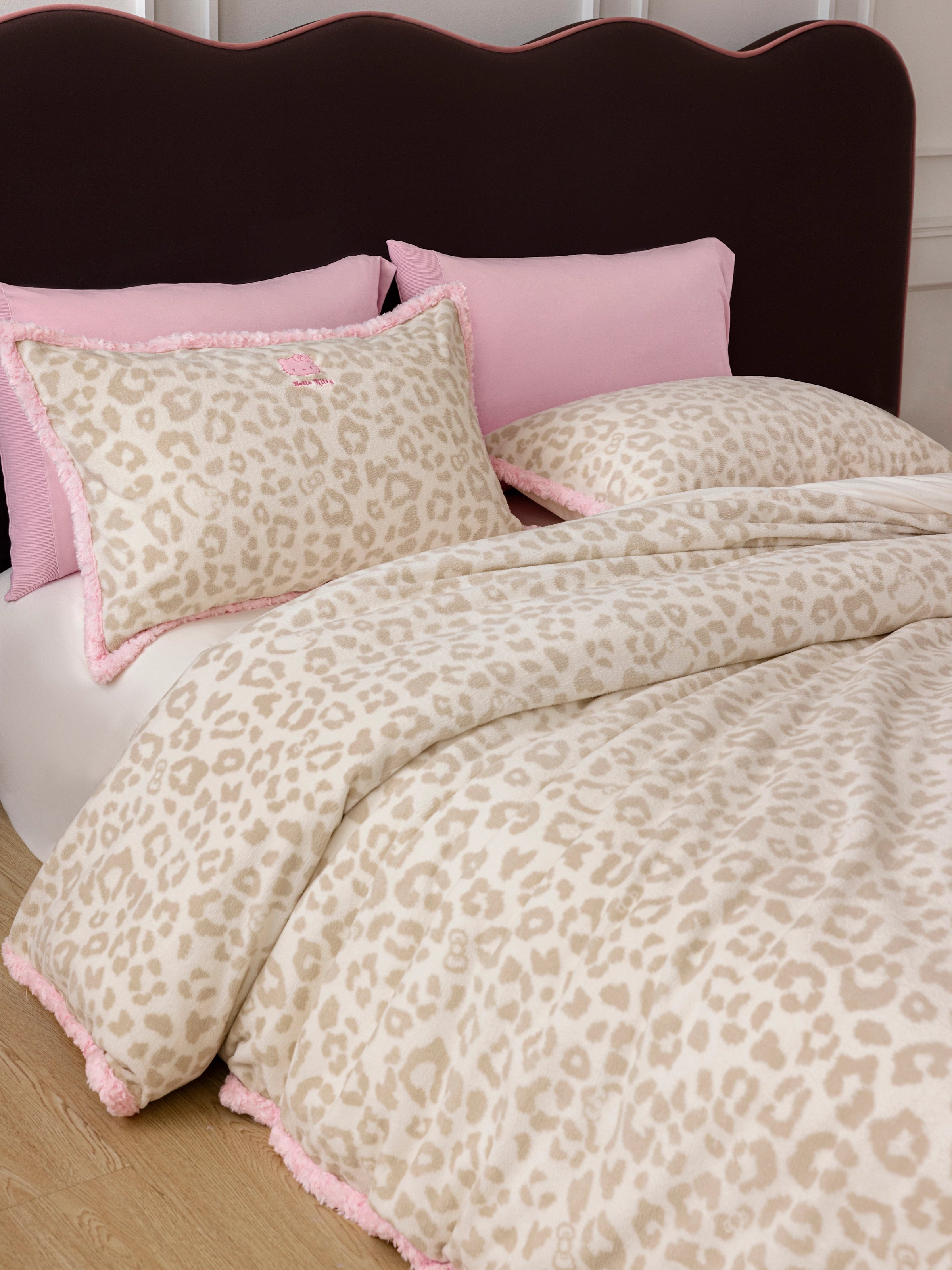 "Hello Kitty" Curly Flannel Bedding Set – Cream Leopard