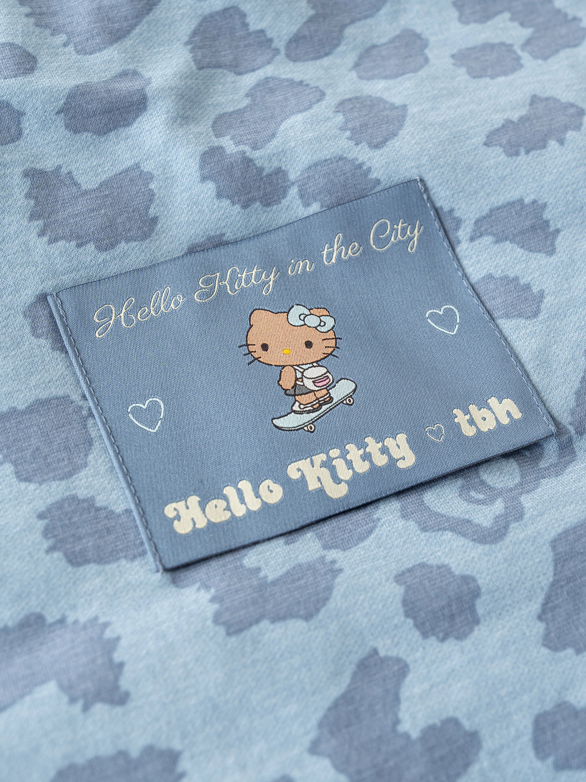 "Hello Kitty" 針織夏涼被 – 牛仔藍豹紋