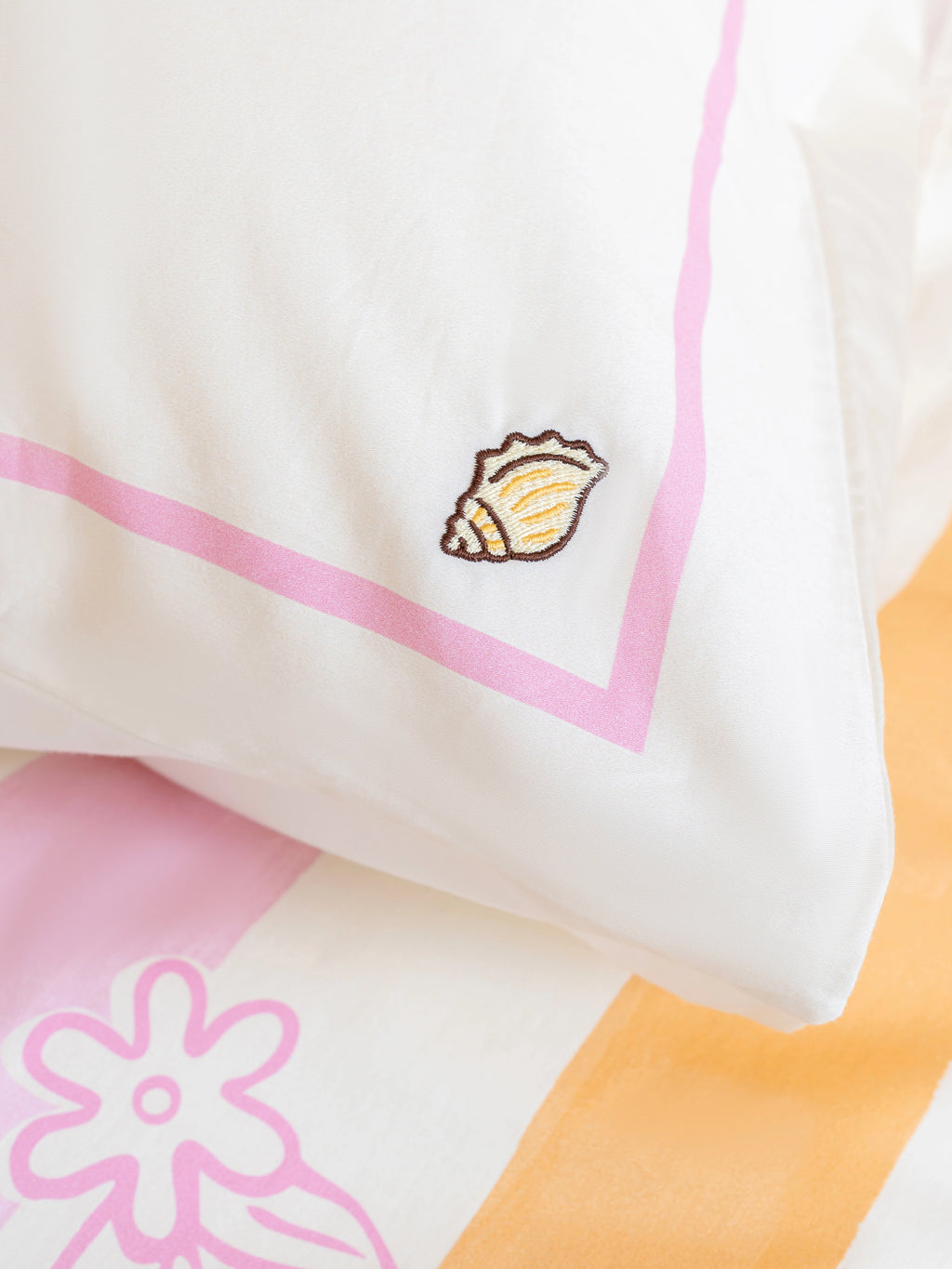 "Hello Kitty & Dear Daniel" Cotton Sateen Printed Bedding Set – Coral Pink
