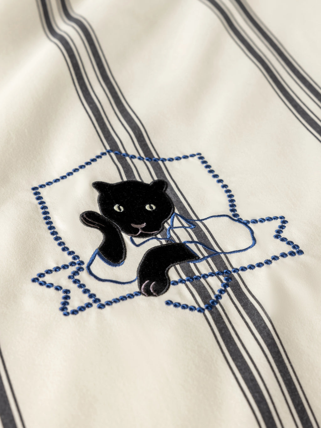 "Urban Jungle" Black Panther Yarn-Dyed Cotton Bedding Set – Moonlight White