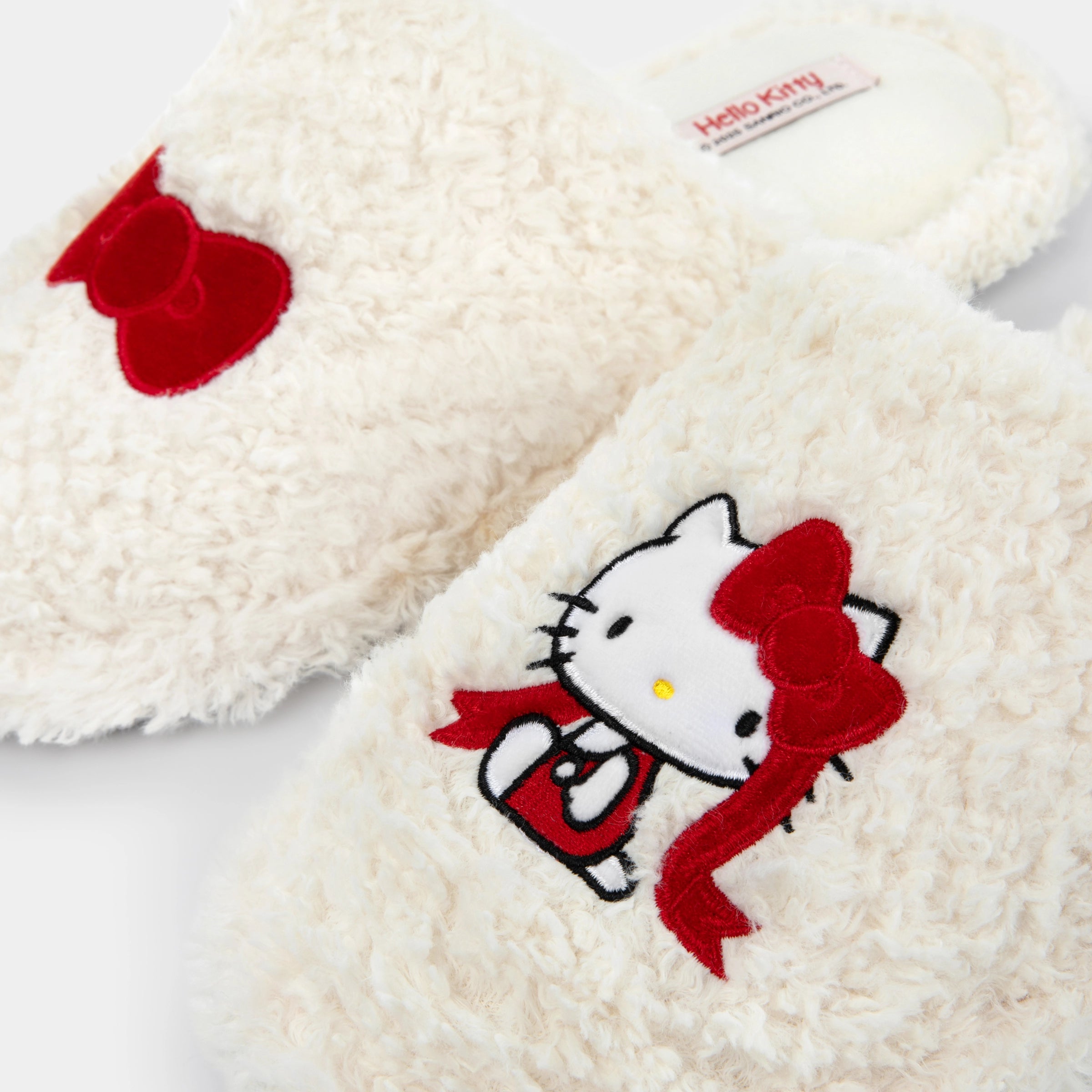 “Hello Kitty” Fluffy Slippers White