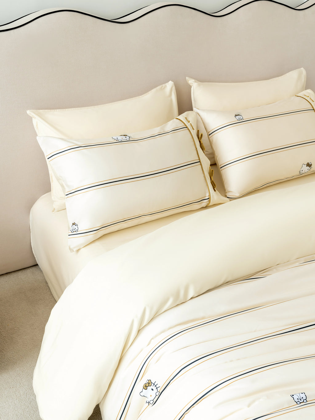 "Hello Kitty" Cotton Sateen Printed Bedding Set – Beige & White Stripes