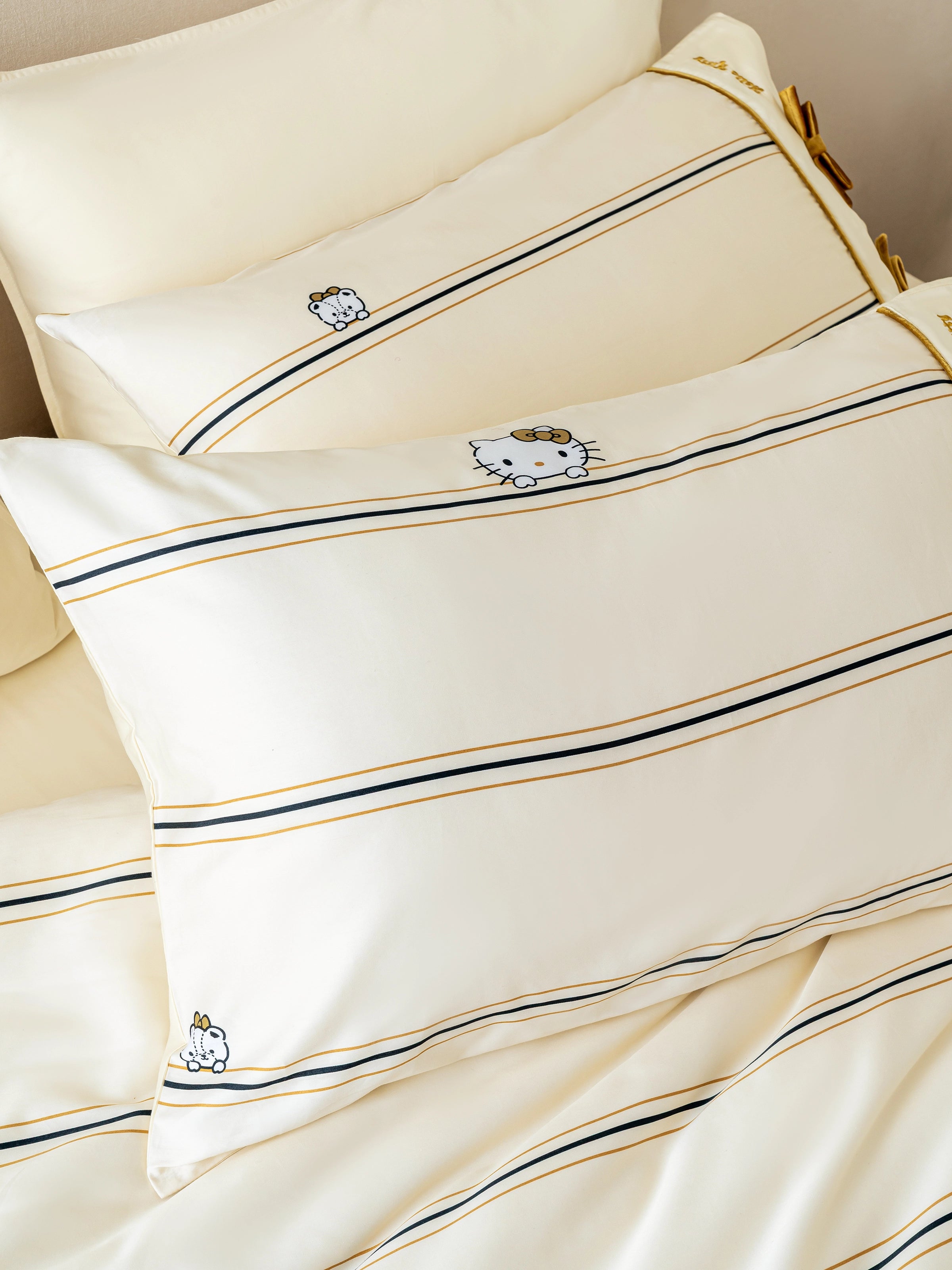 "Hello Kitty" Cotton Sateen Printed Bedding Set – Beige & White Stripes