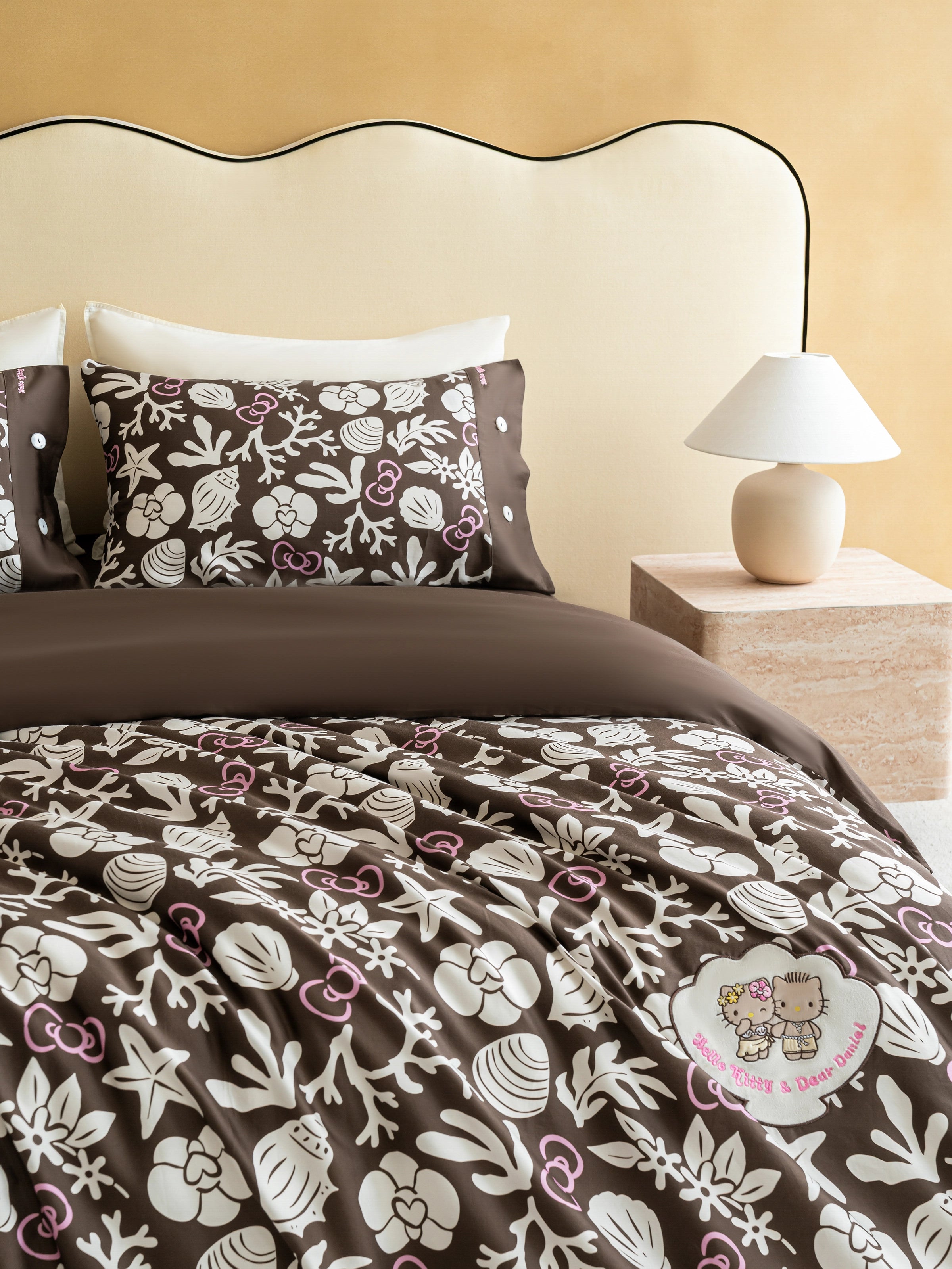 "Hello Kitty" Cotton Sateen Printed Bedding Set – Coconut Brown