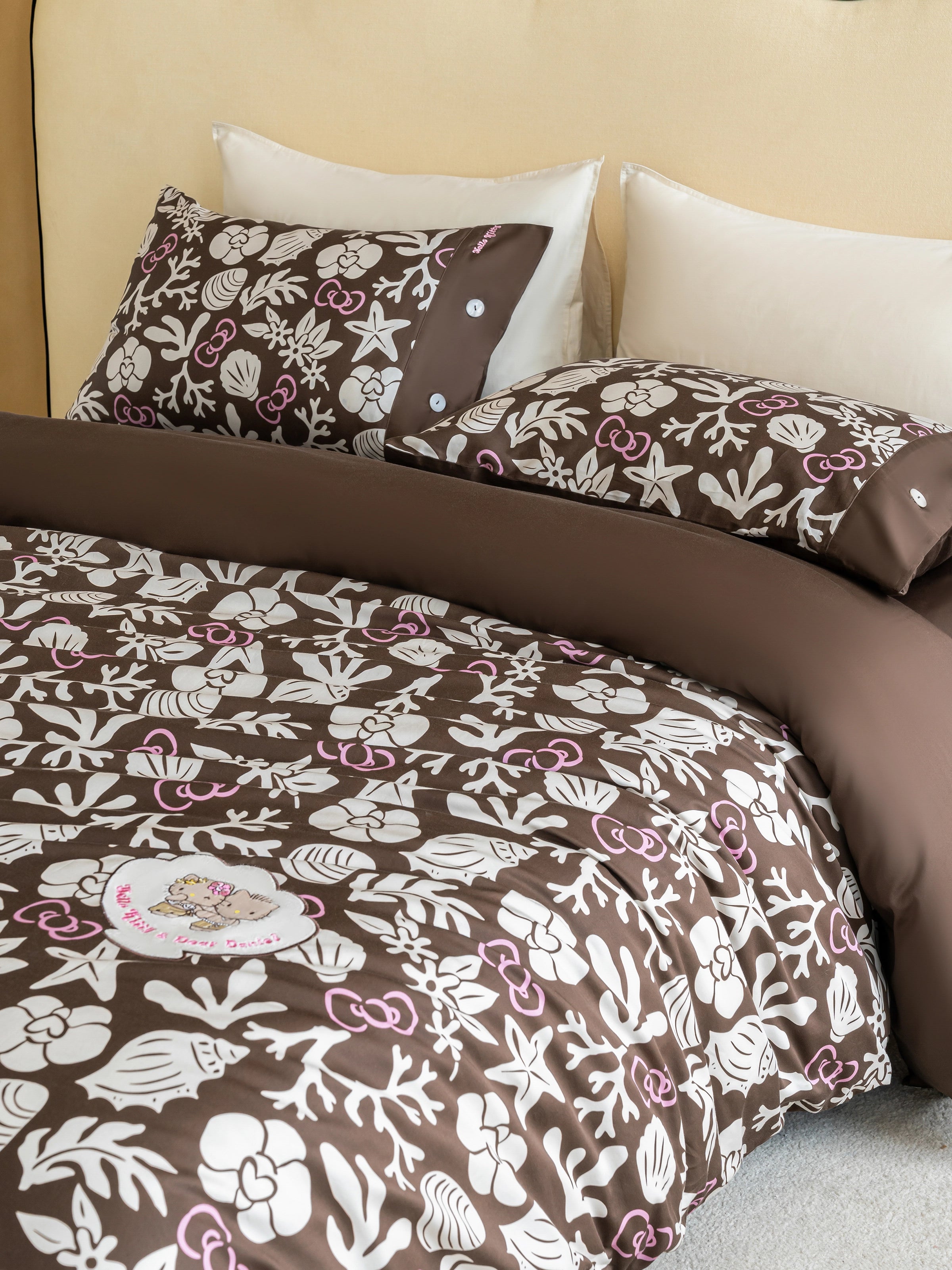 "Hello Kitty" Cotton Sateen Printed Bedding Set – Coconut Brown