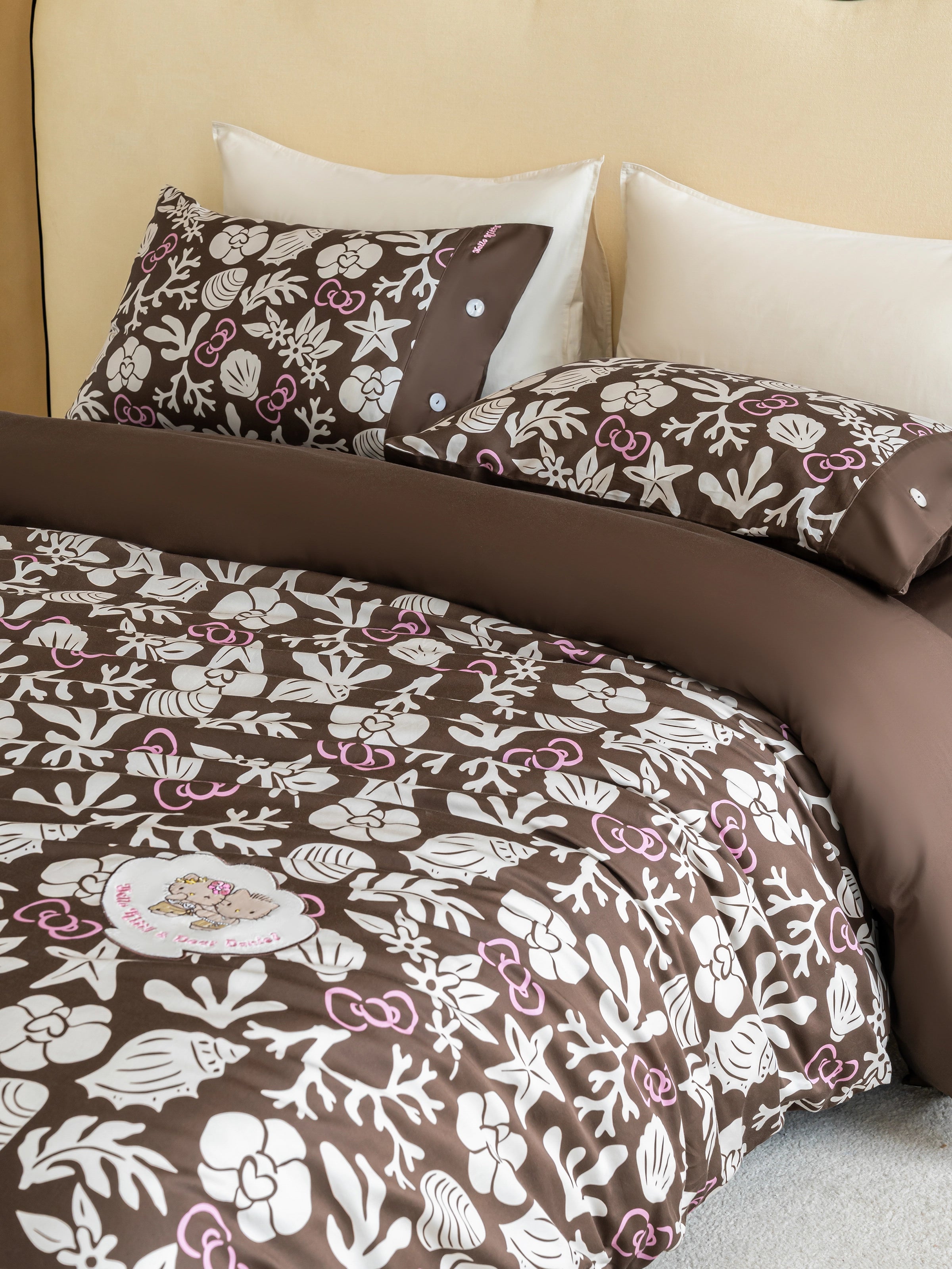 "Hello Kitty" Cotton Sateen Printed Bedding Set – Coconut Brown