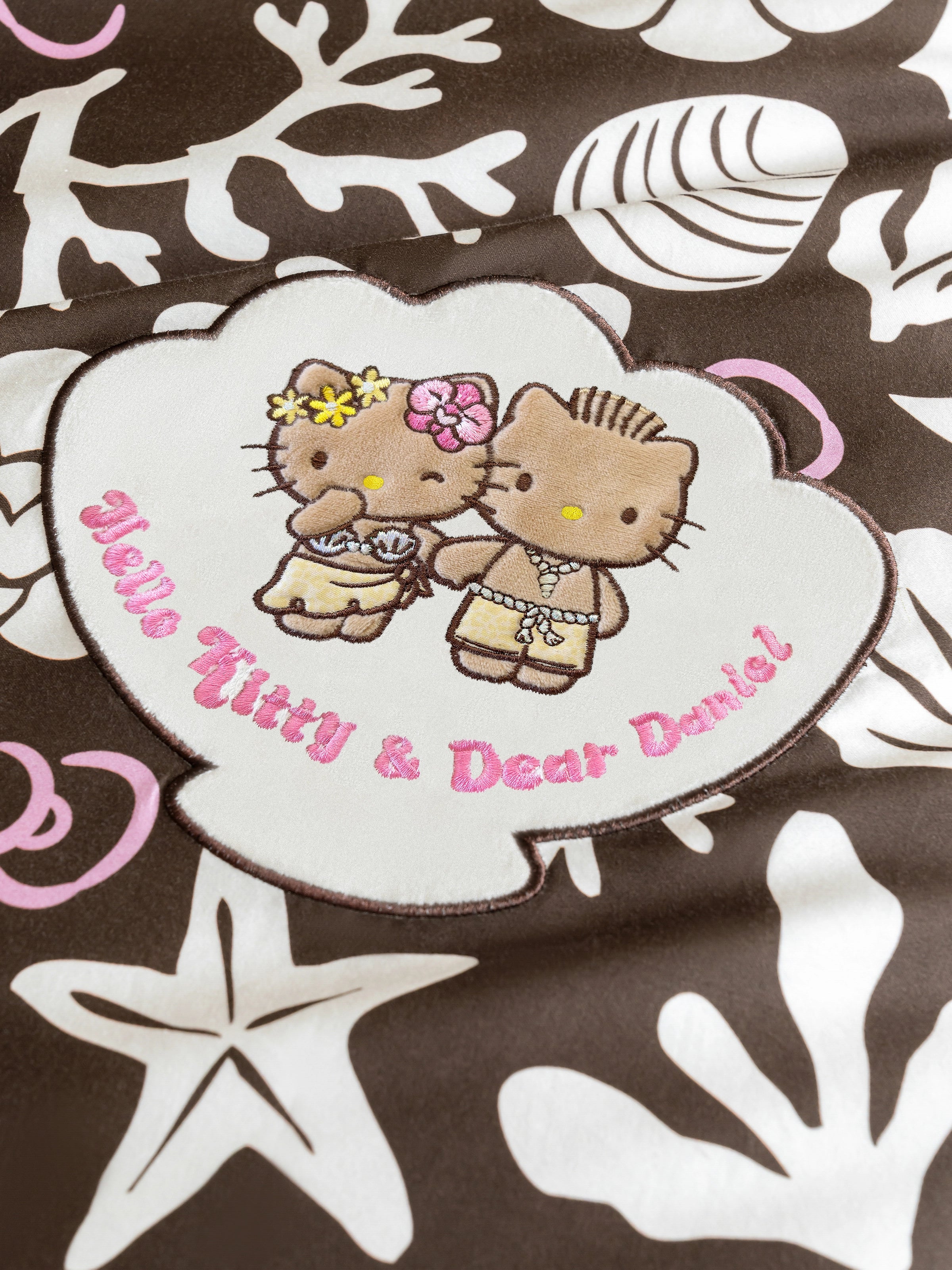 "Hello Kitty" Cotton Sateen Printed Bedding Set – Coconut Brown