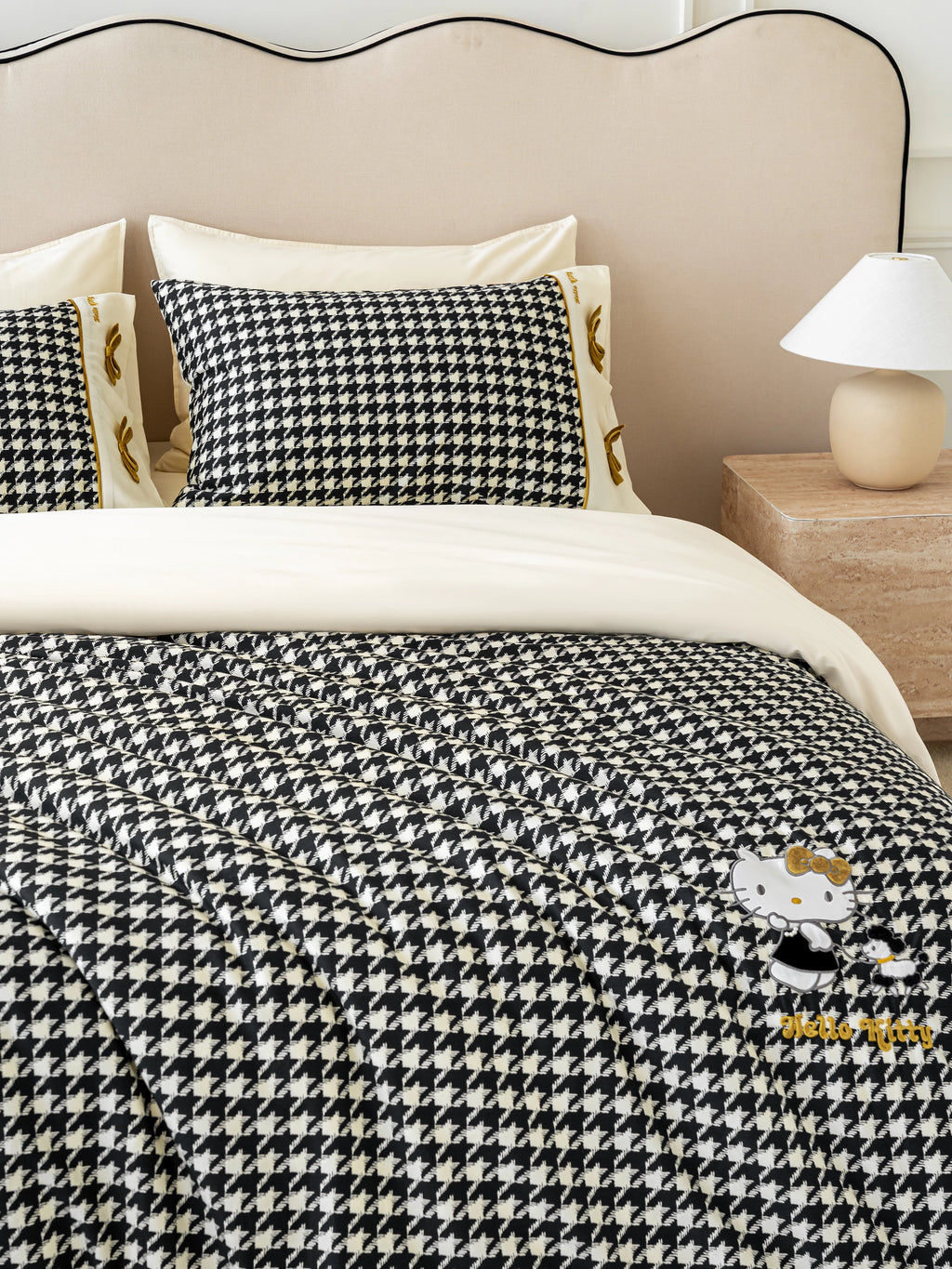 "Hello Kitty" Cotton Sateen Printed Bedding Set – Houndstooth