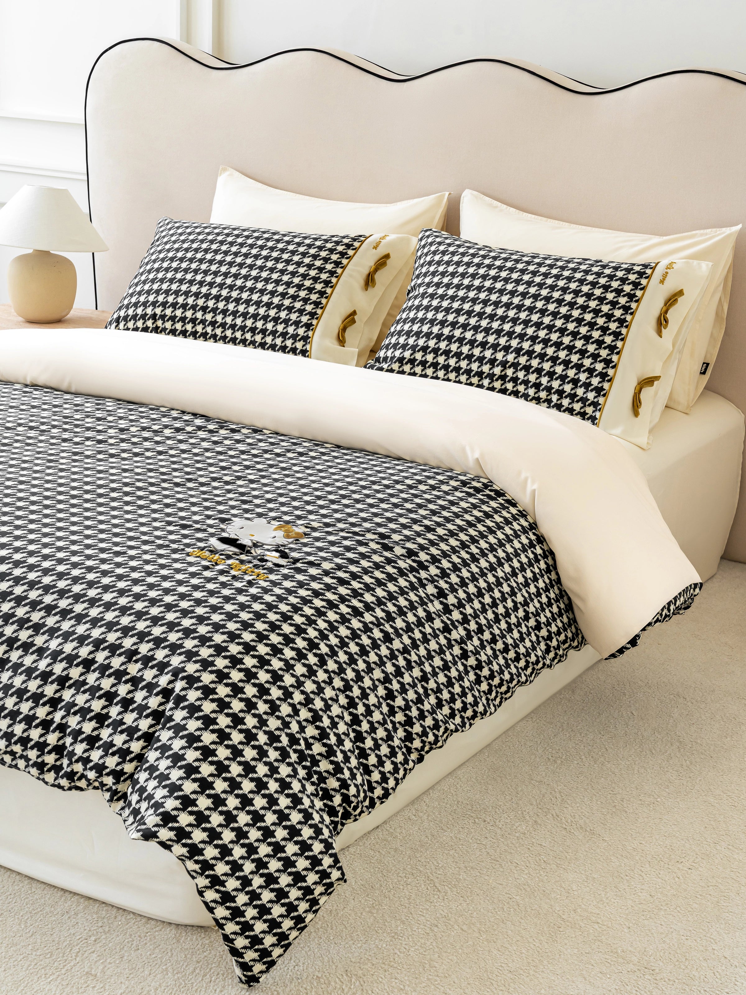 "Hello Kitty" Cotton Sateen Printed Bedding Set – Houndstooth
