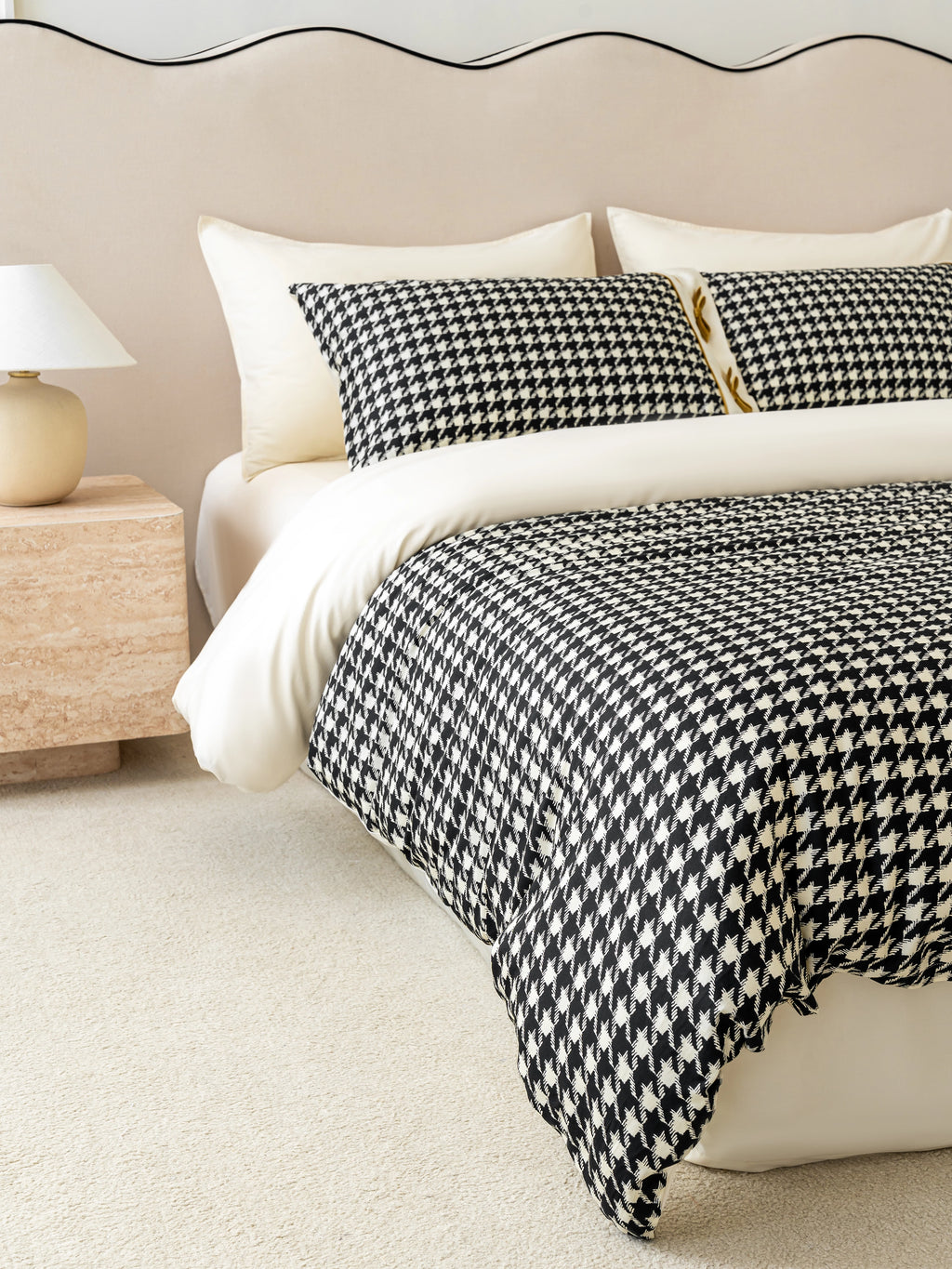 "Hello Kitty" Cotton Sateen Printed Bedding Set – Houndstooth