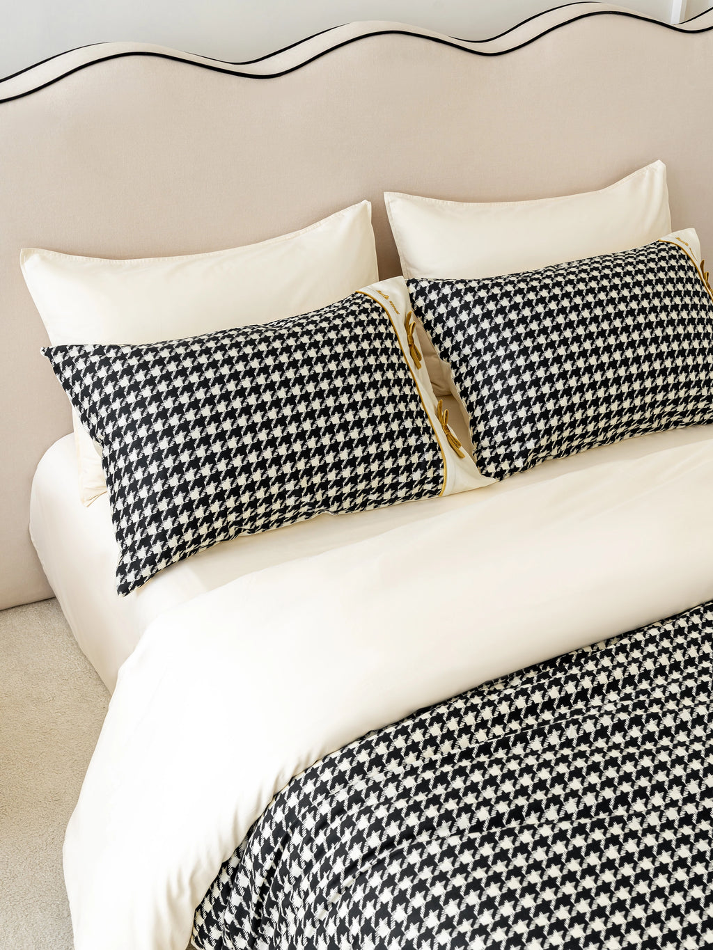 "Hello Kitty" Cotton Sateen Printed Bedding Set – Houndstooth