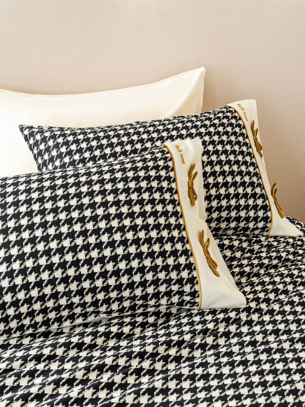 "Hello Kitty" Cotton Sateen Printed Bedding Set – Houndstooth