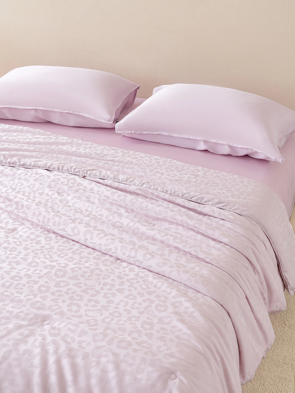 "Hello Kitty" Tencel™ Cotton Jacquard Silk Filled All-Season Quilt – Pink Leopard