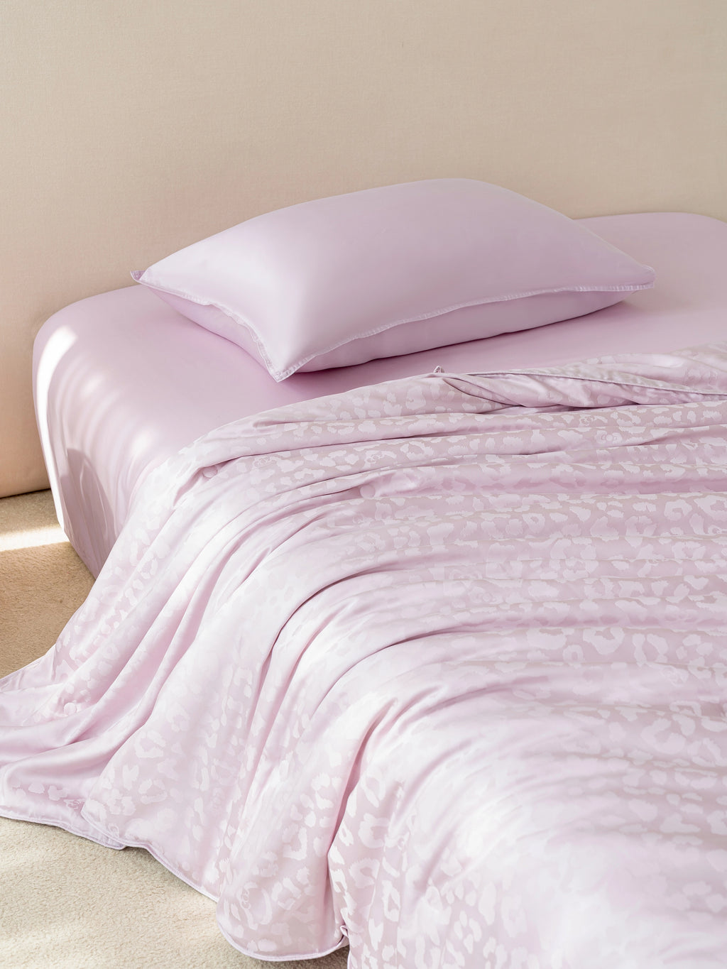 "Hello Kitty" Tencel™ Cotton Jacquard Silk Filled All-Season Quilt – Pink Leopard
