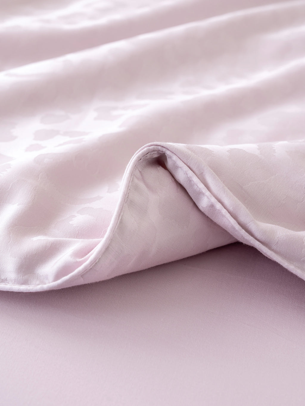 "Hello Kitty" Tencel™ Cotton Jacquard Silk Filled All-Season Quilt – Pink Leopard