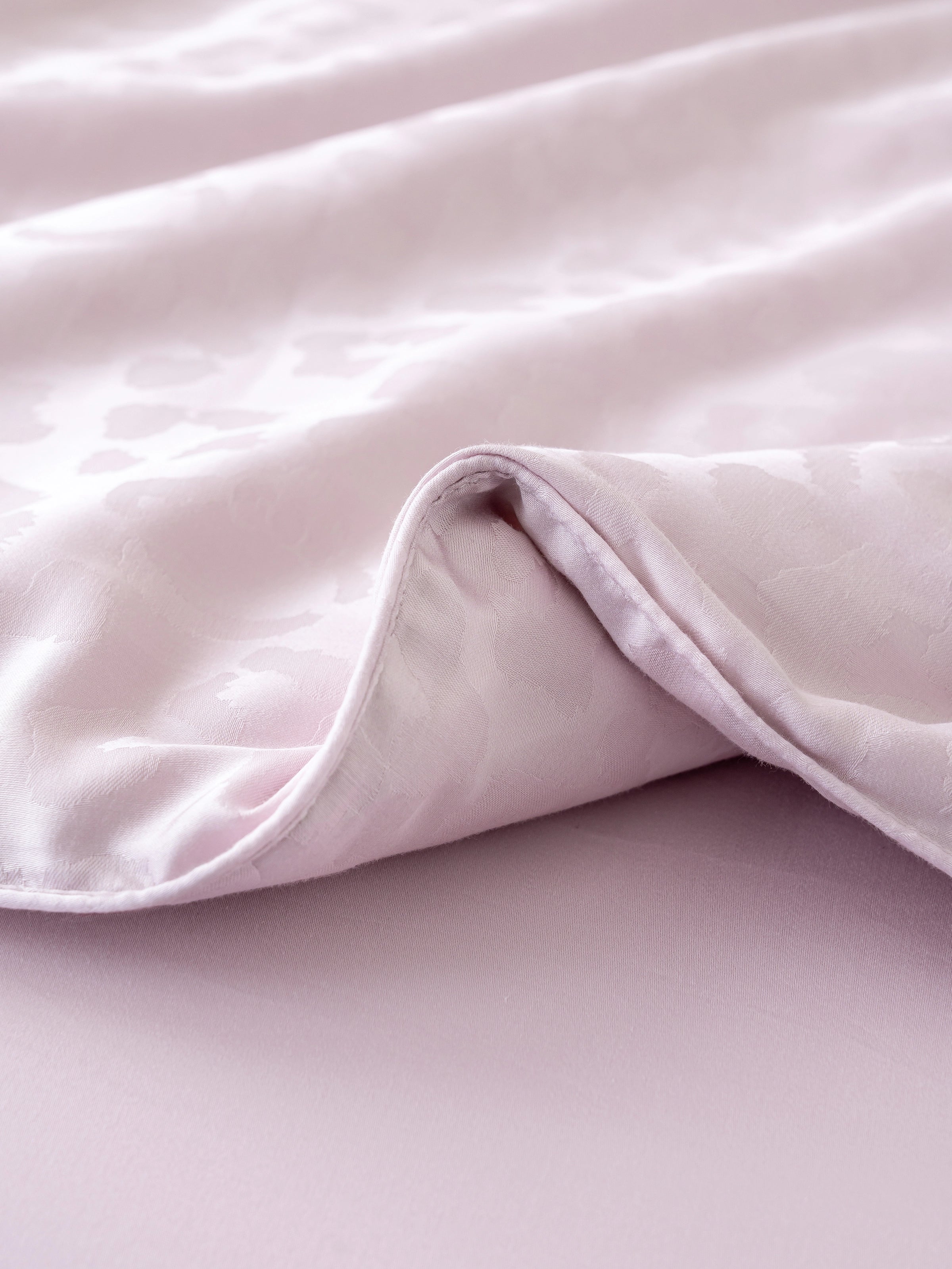 "Hello Kitty" Tencel™ Cotton Jacquard Silk Filled All-Season Quilt – Pink Leopard