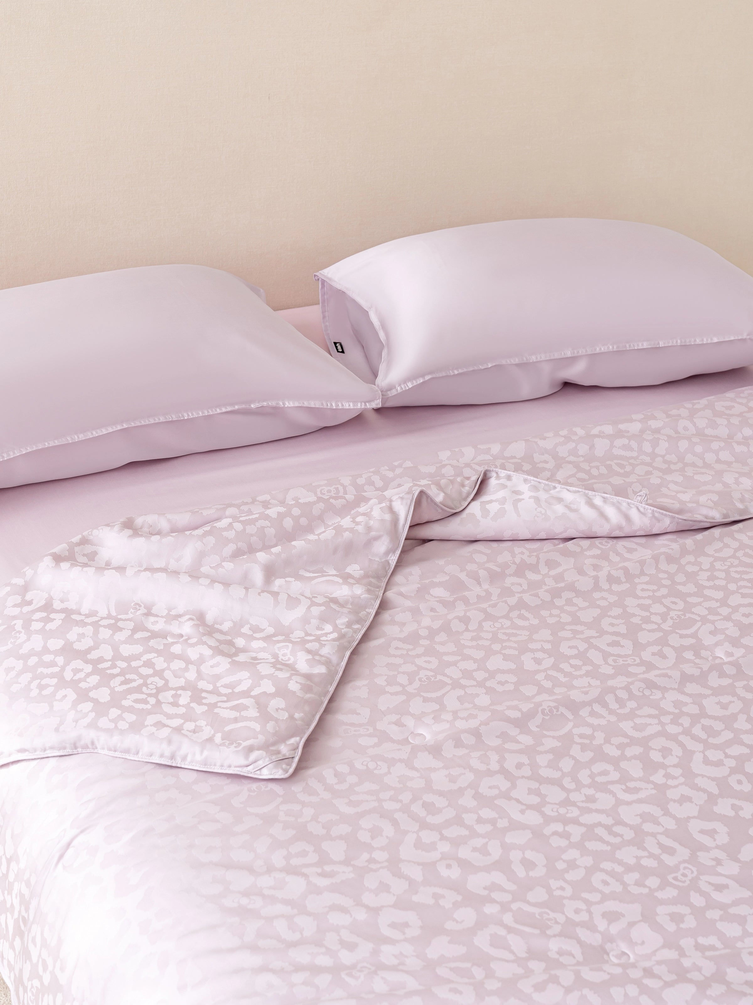 "Hello Kitty" Tencel™ Cotton Jacquard Silk Filled All-Season Quilt – Pink Leopard