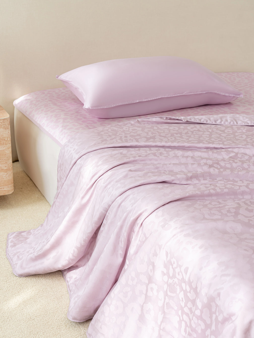 "Hello Kitty" Tencel™ Cotton Jacquard Silk Filled Summer Quilt – Pink Leopard