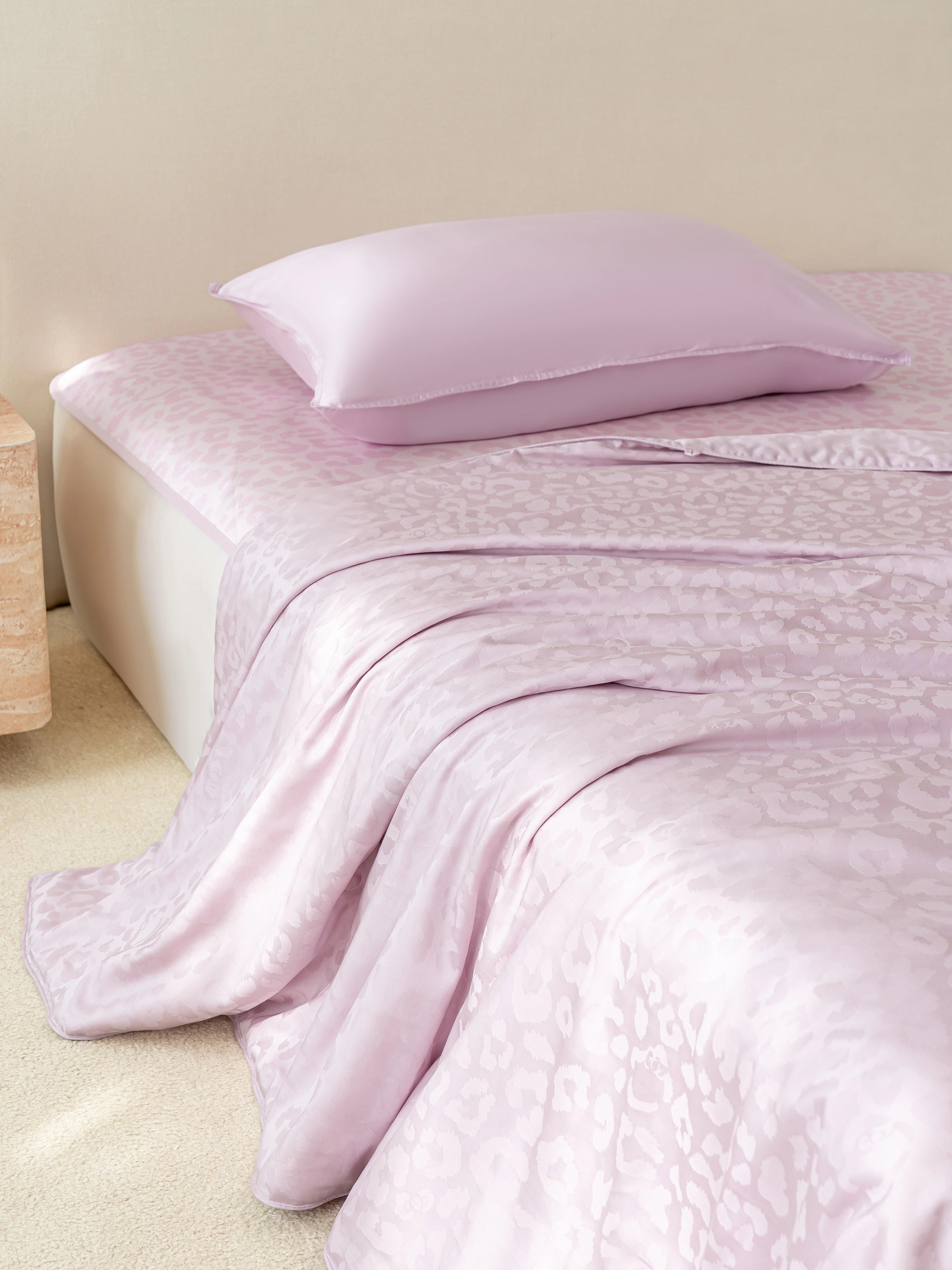 "Hello Kitty" Tencel™ Cotton Jacquard Silk Filled Summer Quilt – Pink Leopard
