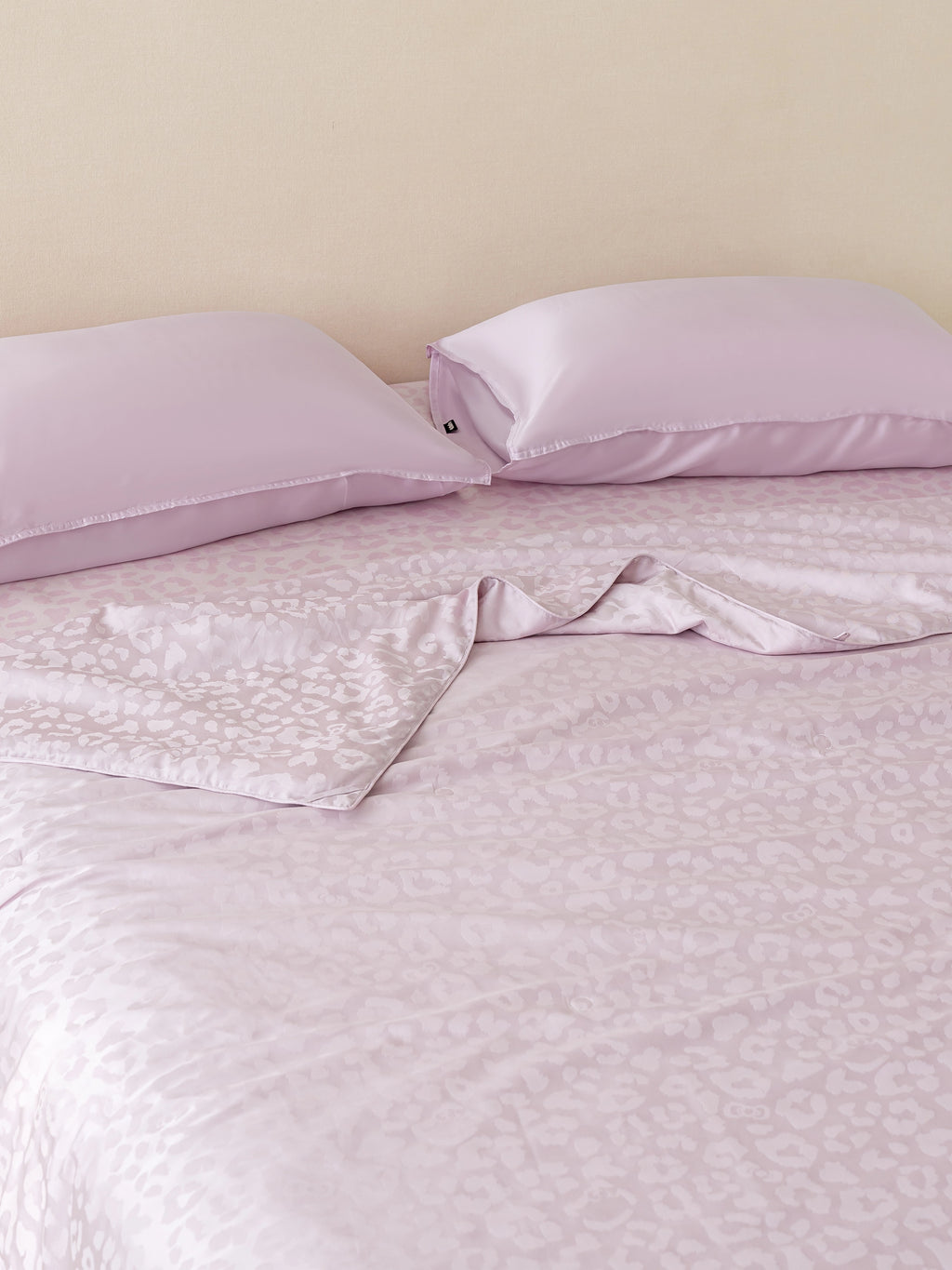 "Hello Kitty" Tencel™ Cotton Jacquard Silk Filled Summer Quilt – Pink Leopard