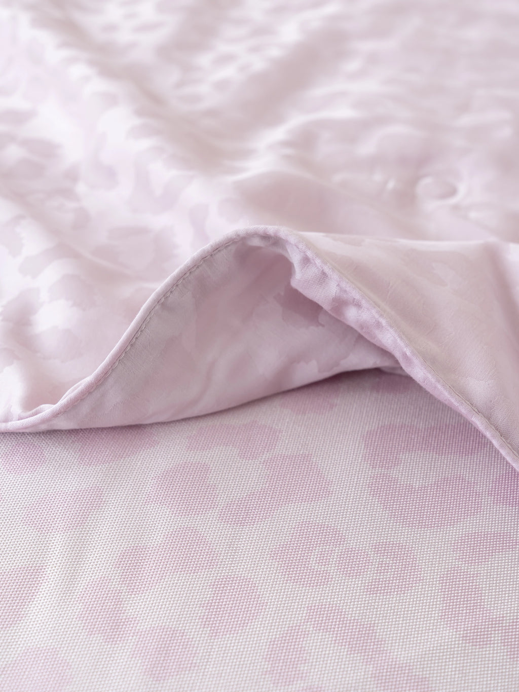 "Hello Kitty" Tencel™ Cotton Jacquard Silk Filled Summer Quilt – Pink Leopard