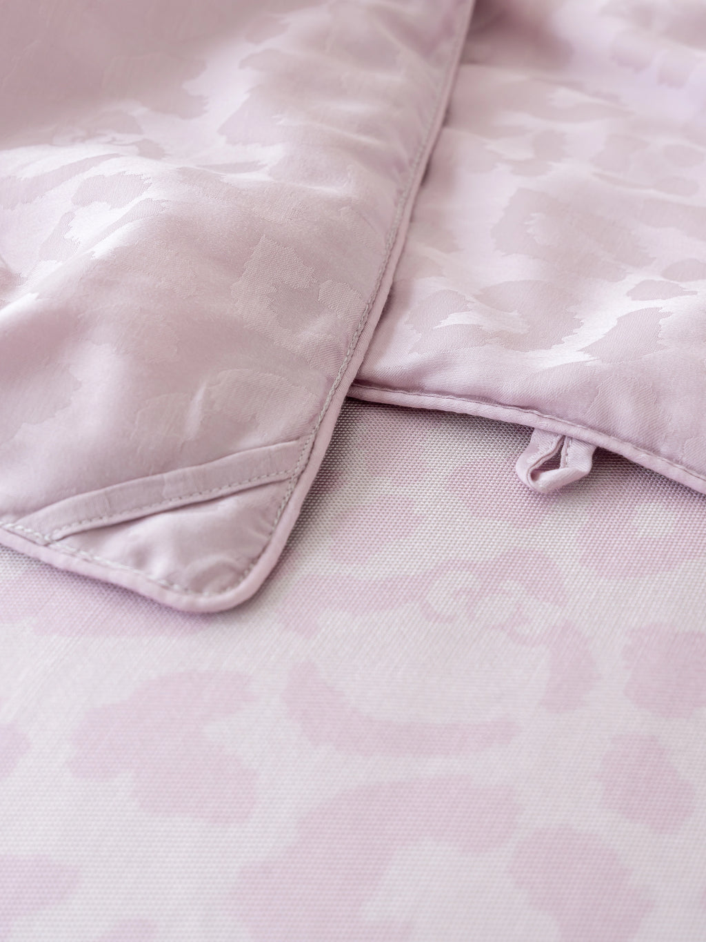 "Hello Kitty" Tencel™ Cotton Jacquard Silk Filled Summer Quilt – Pink Leopard