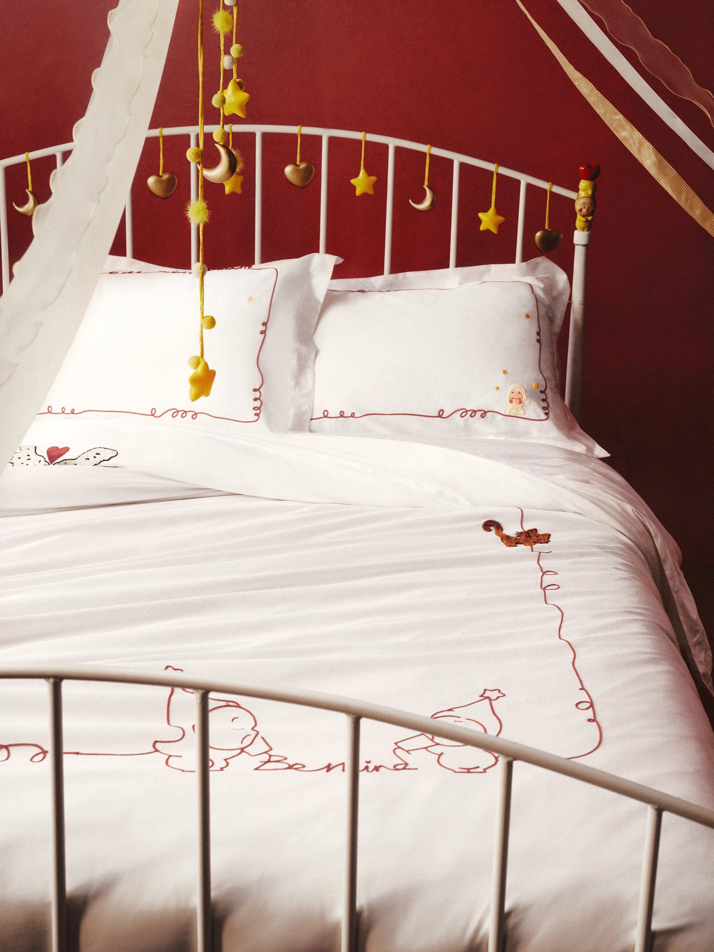 "tbh × TWINKLE TWINKLE" Embroidered Cotton Satin Bedding Set – Manuscript of Love