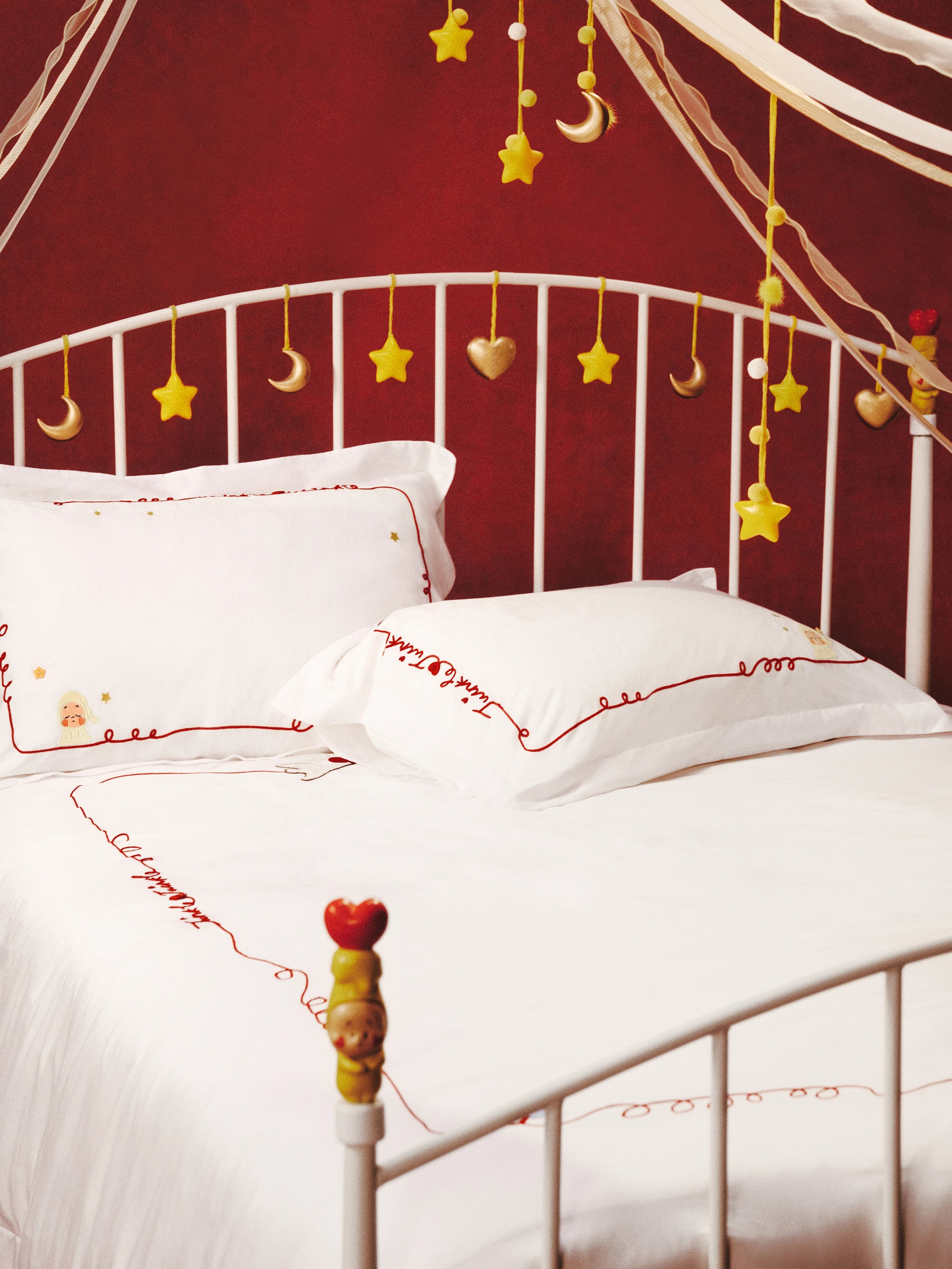 "tbh × TWINKLE TWINKLE" Embroidered Cotton Satin Bedding Set – Manuscript of Love