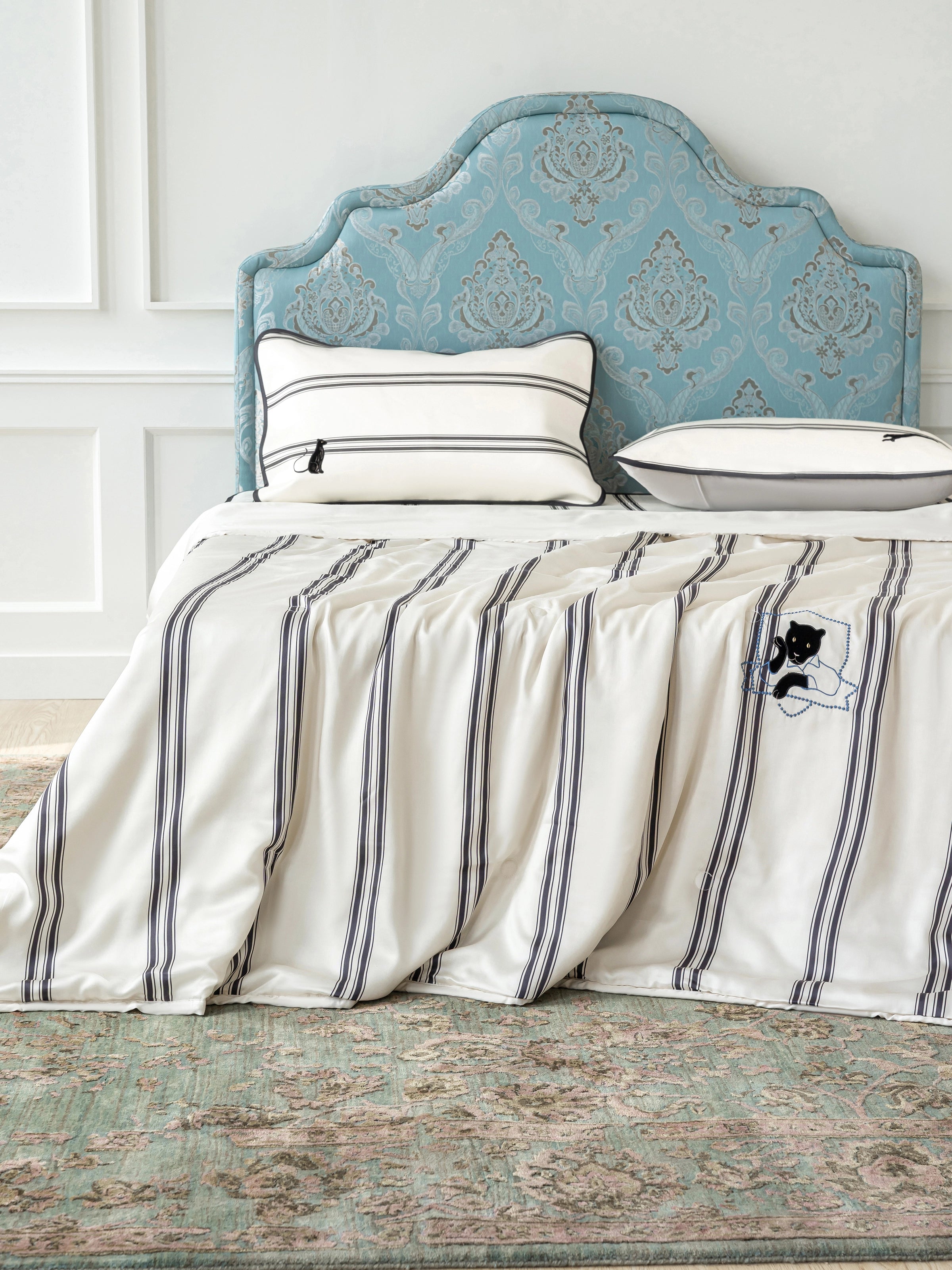 "Urban Jungle" Black Panther Tencel Printed Summer Quilt – Moonlight White