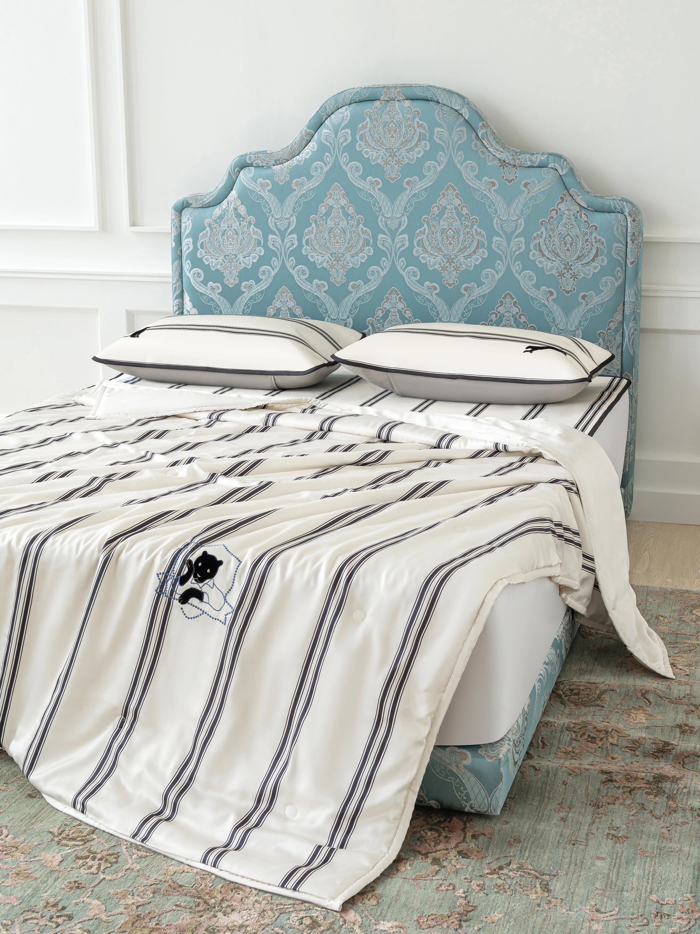 "Urban Jungle" Black Panther Tencel Printed Summer Quilt – Moonlight White