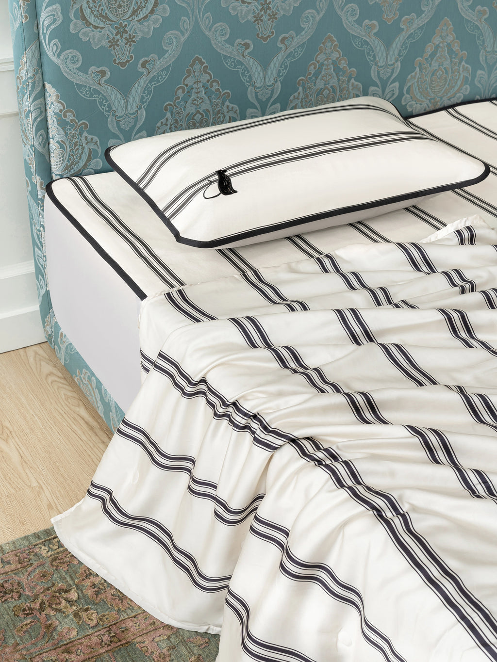 "Urban Jungle" Black Panther Tencel Printed Summer Quilt – Moonlight White