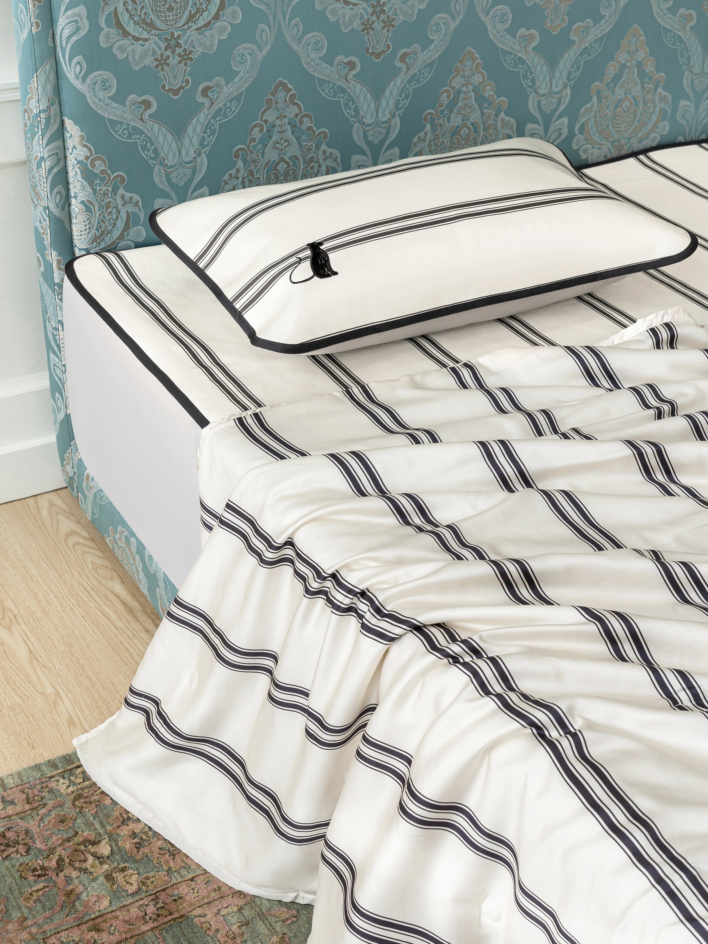 "Urban Jungle" Black Panther Tencel Printed Summer Quilt – Moonlight White