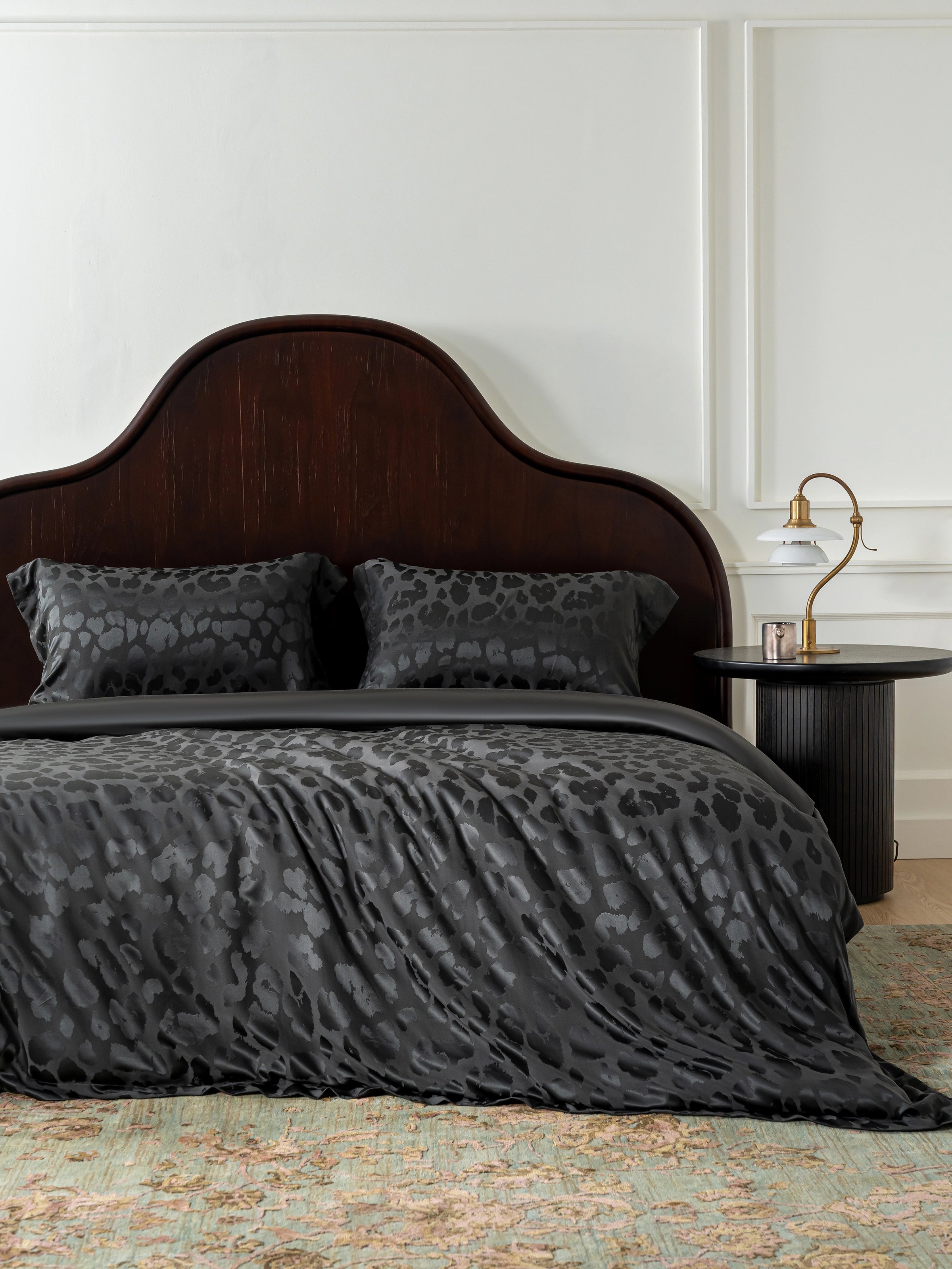 "Urban Jungle" Black Panther 19 Momme Machine-Washable Silk Jacquard Bedding Set – Black Leopard