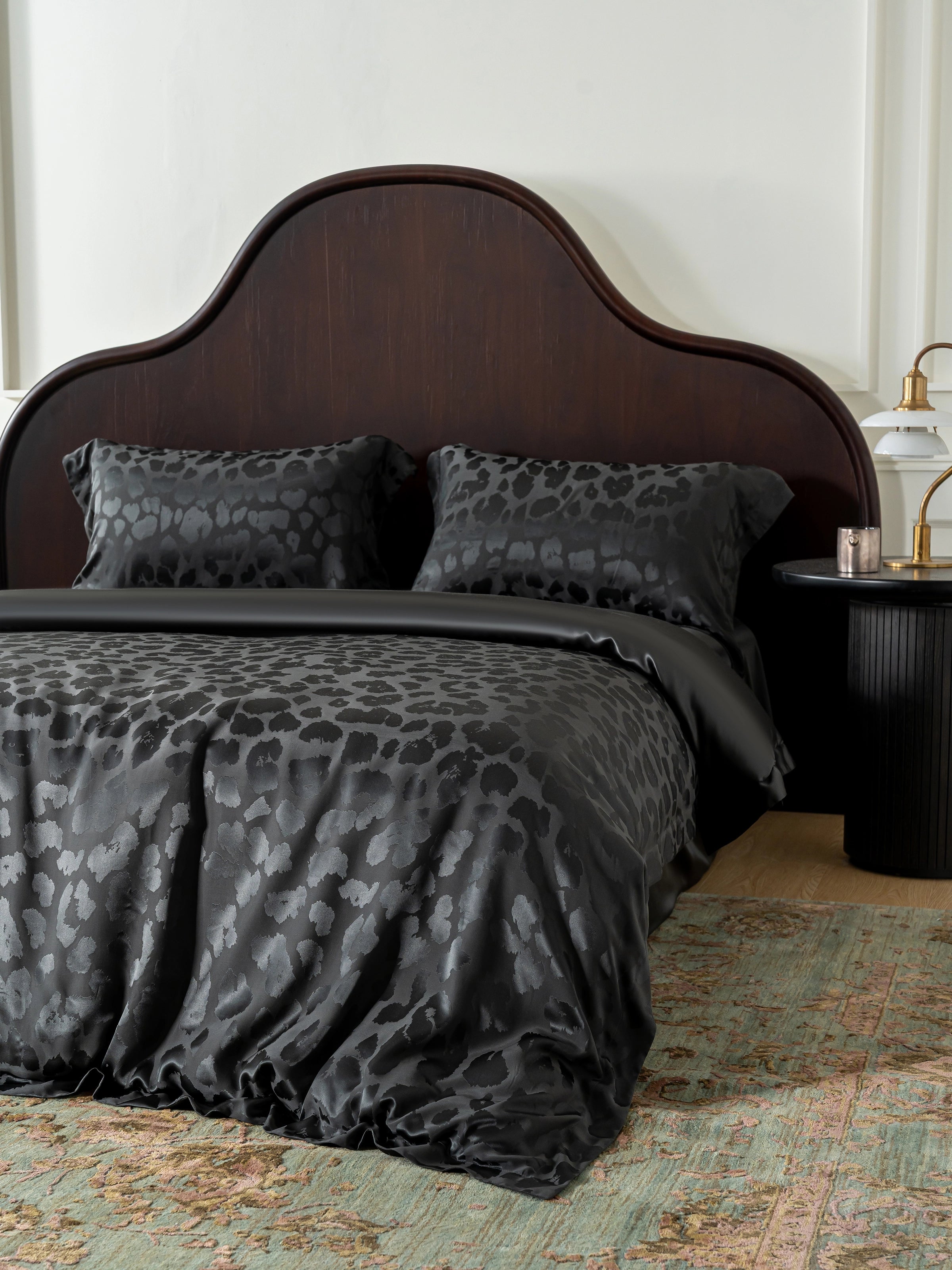"Urban Jungle" Black Panther 19 Momme Machine-Washable Silk Jacquard Bedding Set – Black Leopard