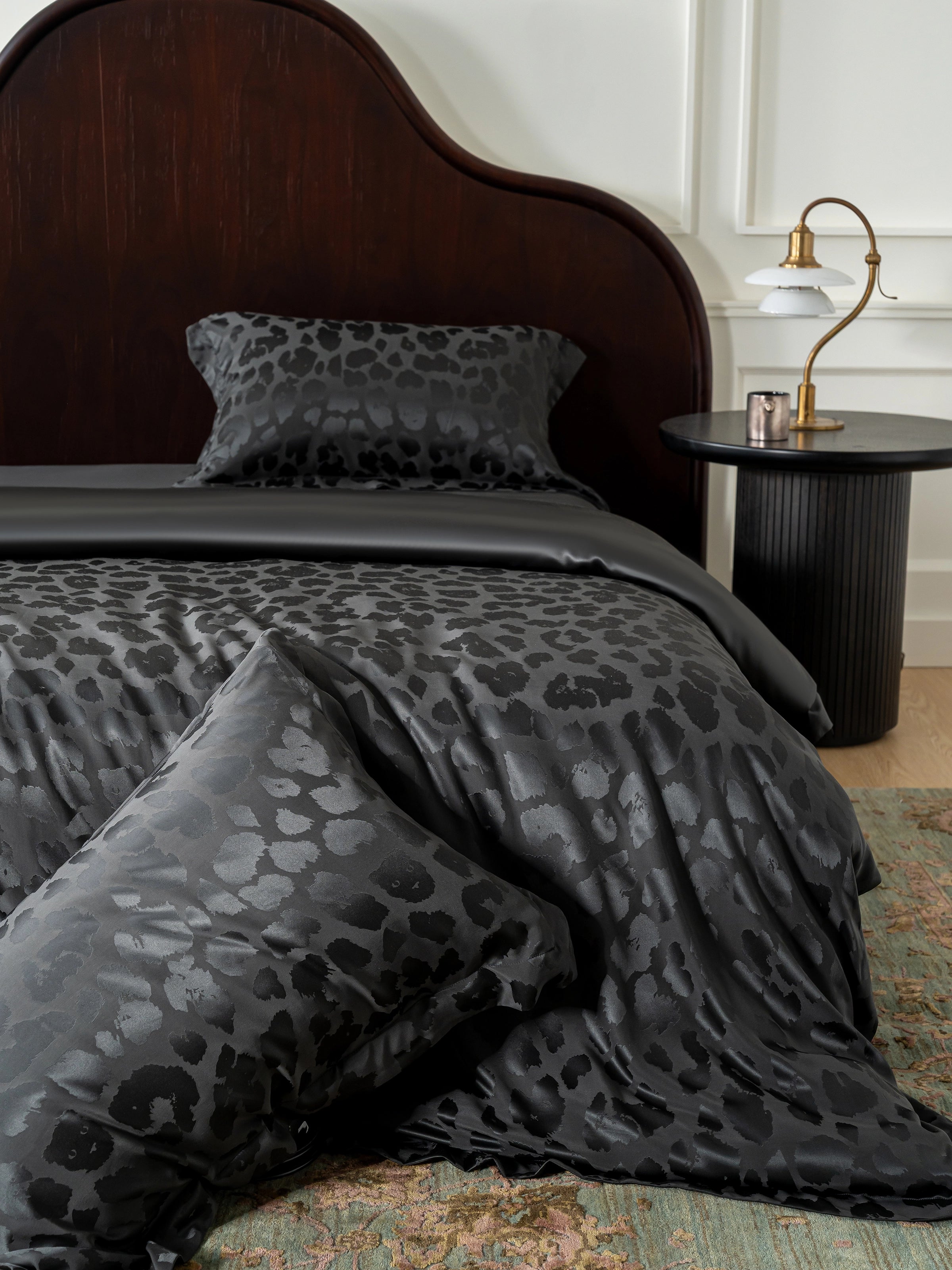 "Urban Jungle" Black Panther 19 Momme Machine-Washable Silk Jacquard Bedding Set – Black Leopard