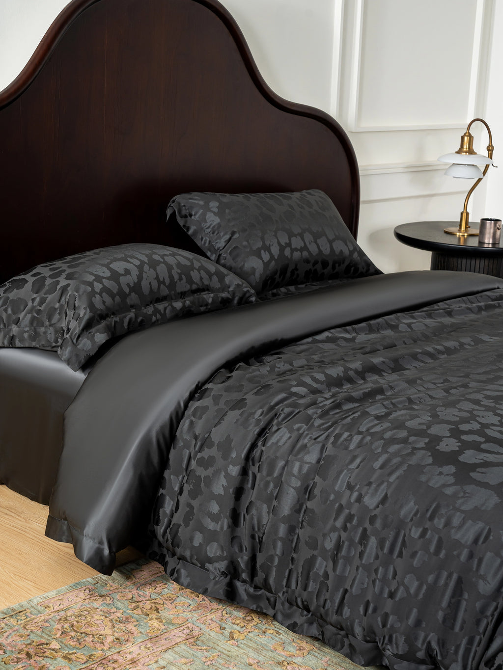 "Urban Jungle" Black Panther 19 Momme Machine-Washable Silk Jacquard Bedding Set – Black Leopard