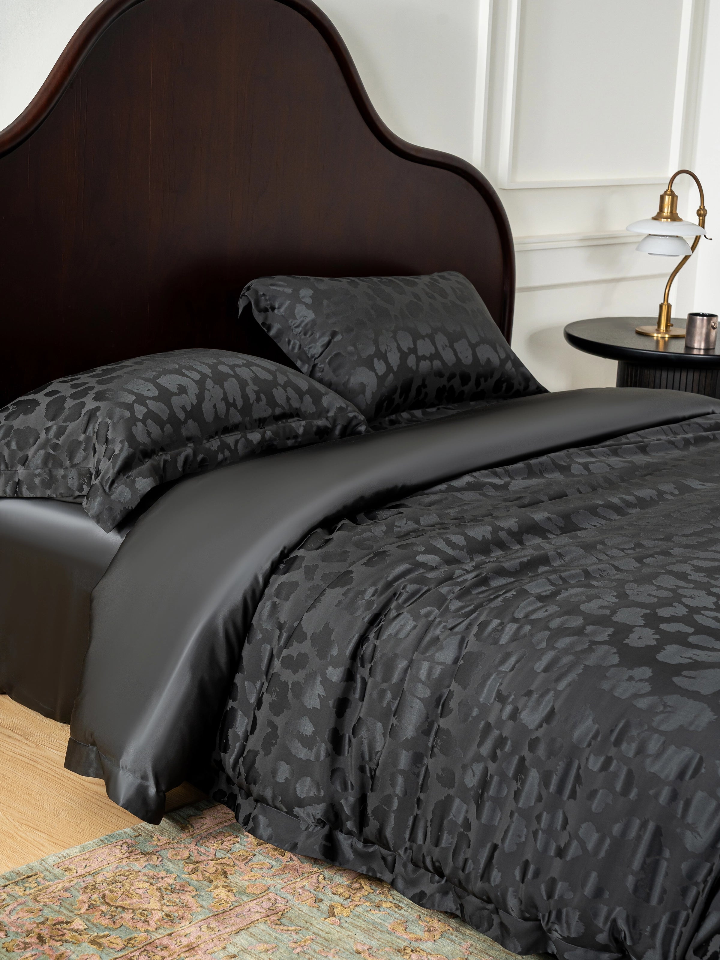 "Urban Jungle" Black Panther 19 Momme Machine-Washable Silk Jacquard Bedding Set – Black Leopard