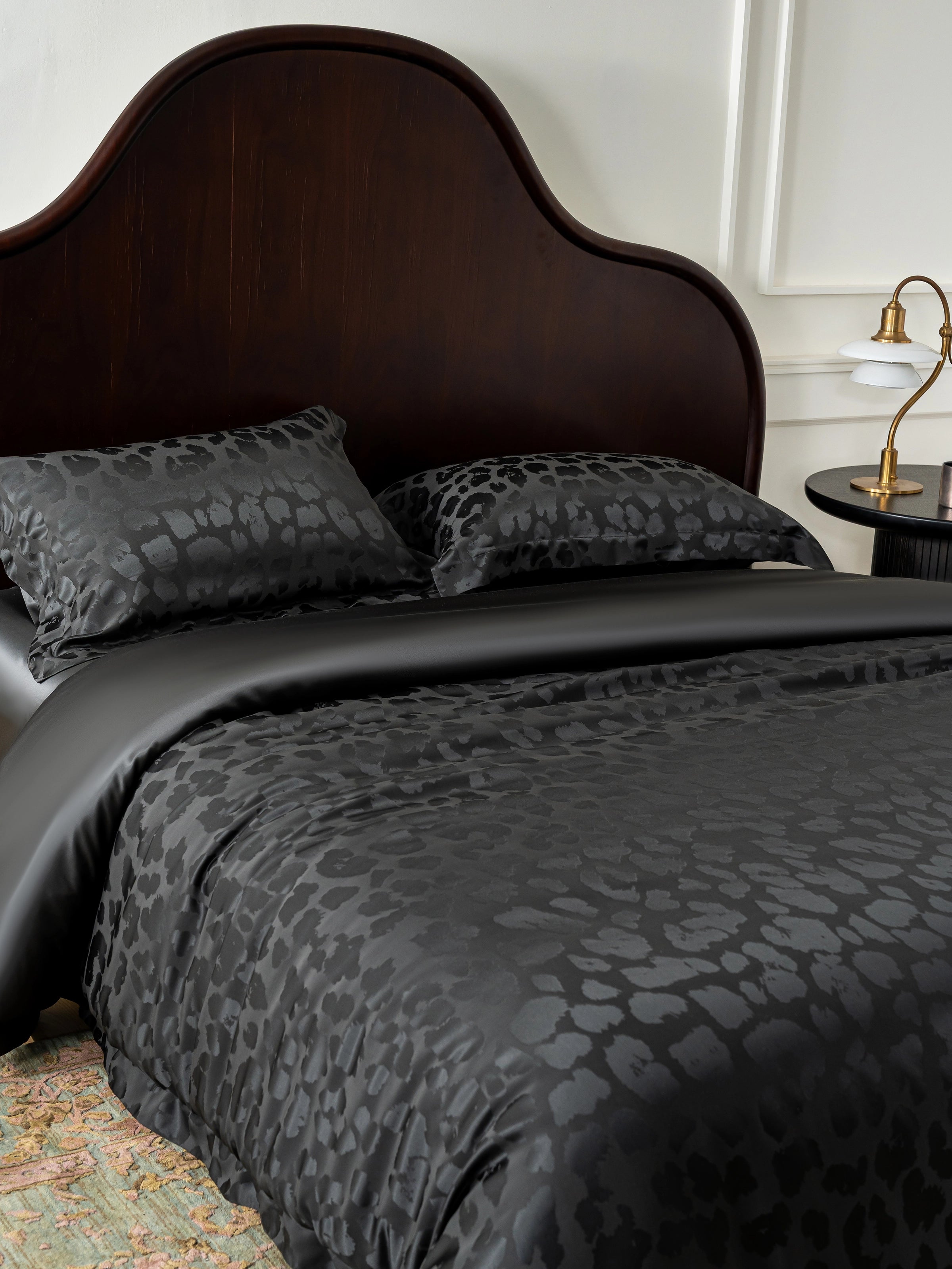 "Urban Jungle" Black Panther 19 Momme Machine-Washable Silk Jacquard Bedding Set – Black Leopard
