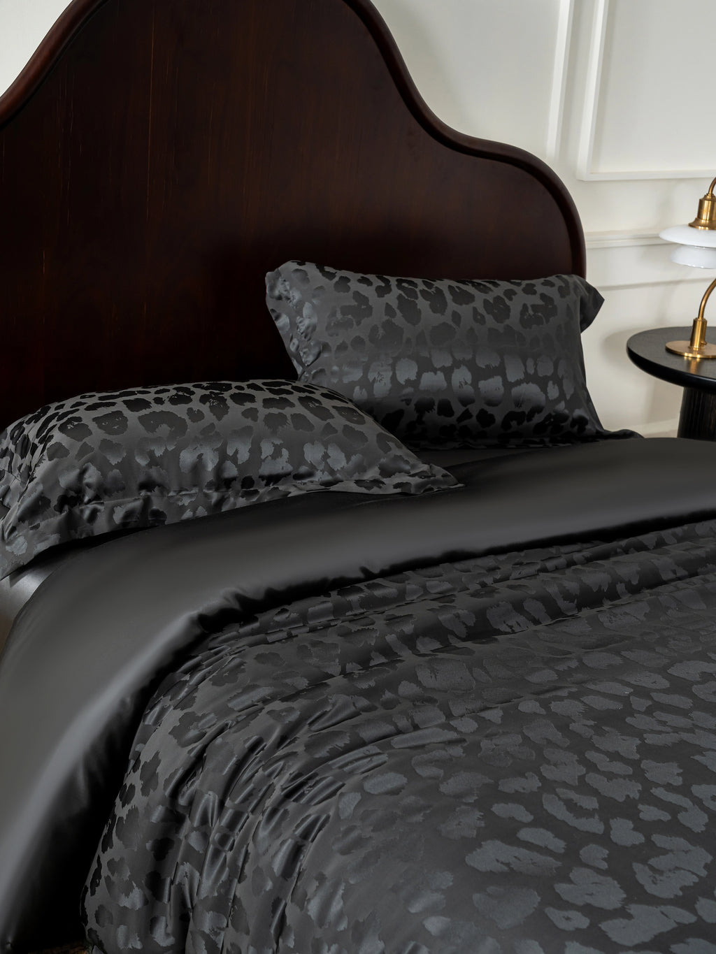 "Urban Jungle" Black Panther 19 Momme Machine-Washable Silk Jacquard Bedding Set – Black Leopard